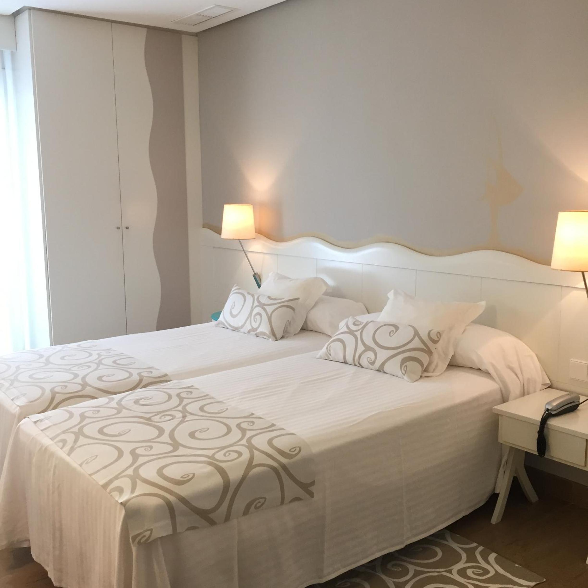 Double or Twin Room with Partial Sea View - Photo 1