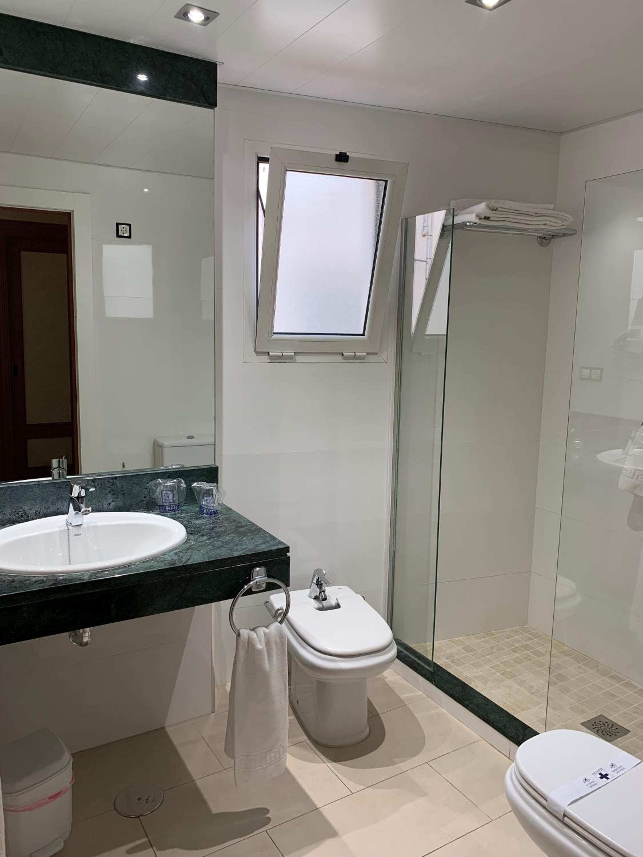 Double or Twin Room - Photo 3