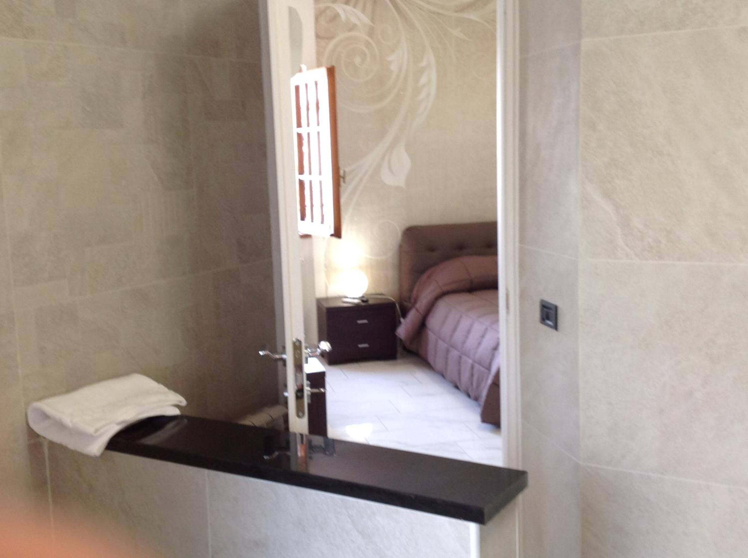 Double Room with Private Bathroom - Photo 4