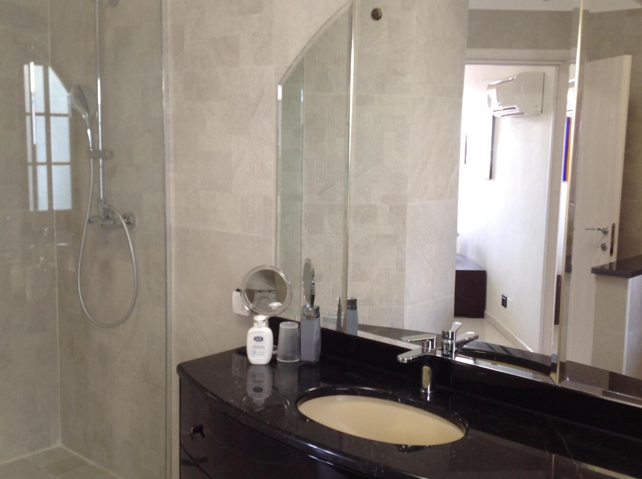 Double Room with Private Bathroom - Photo 6