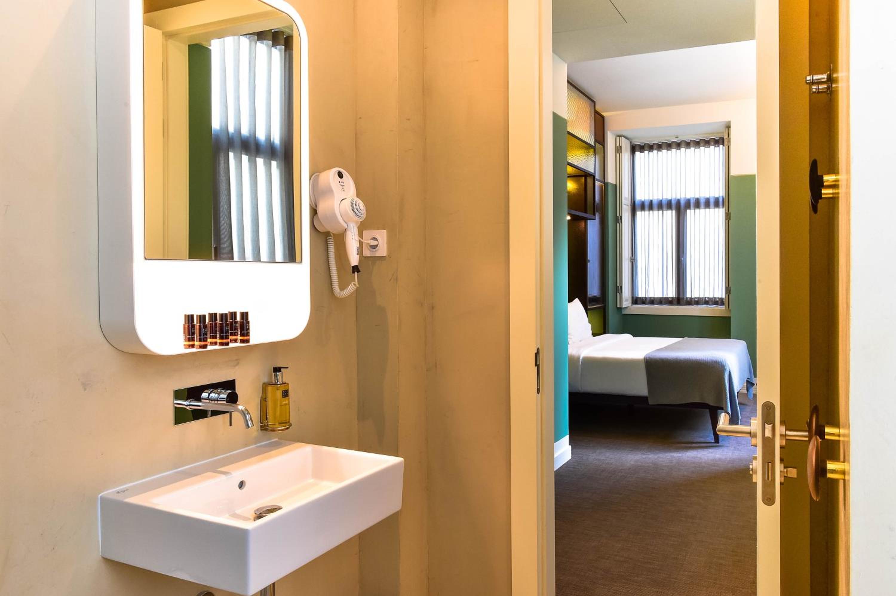 Available room thumbnail 6