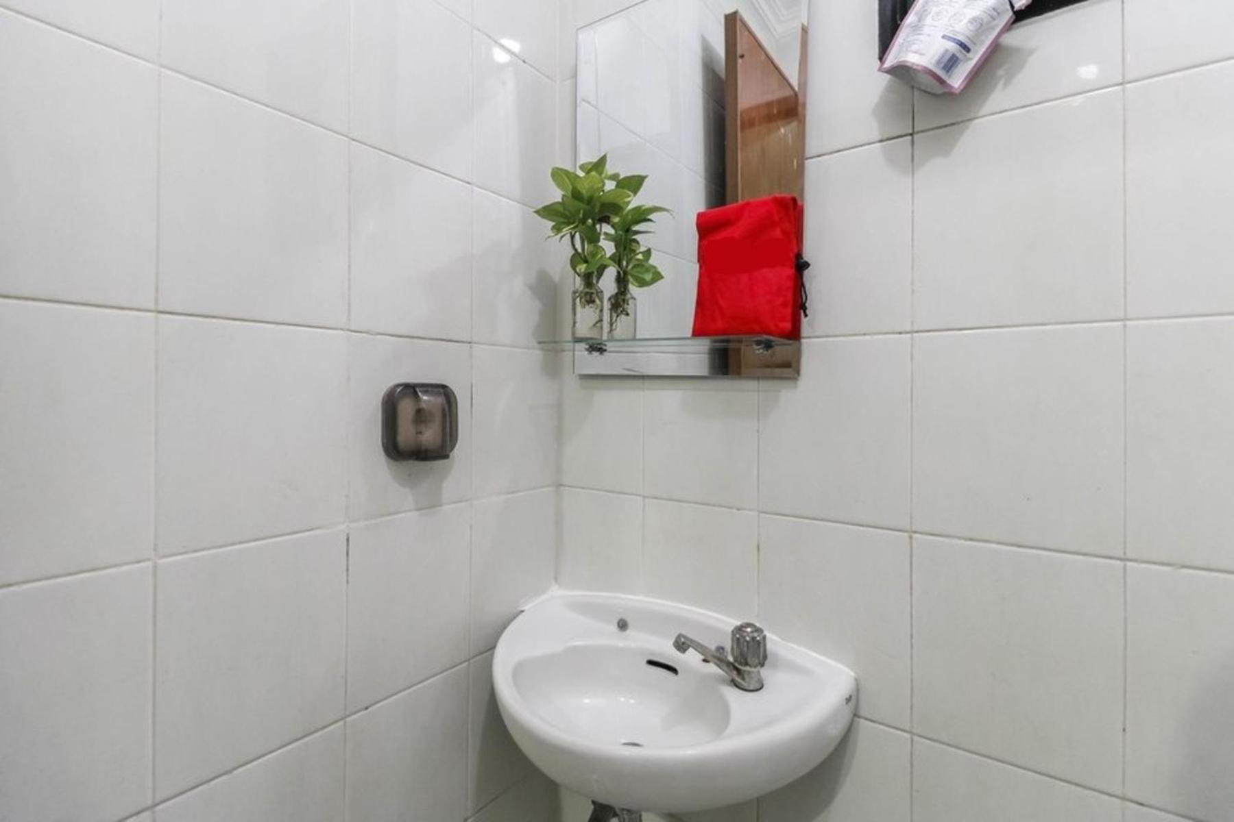 Budget Double Room - Photo 10