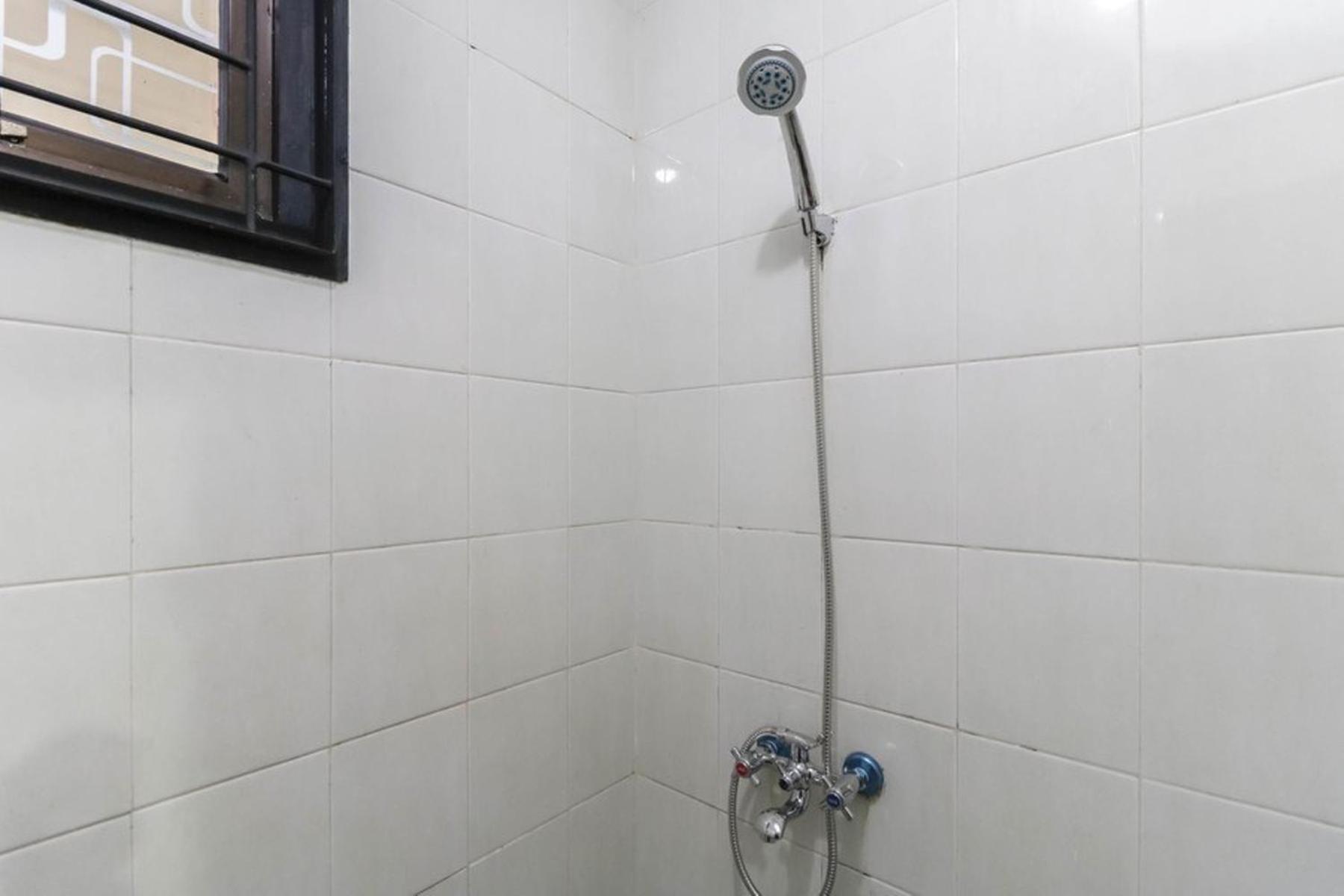 Budget Double Room - Photo 13