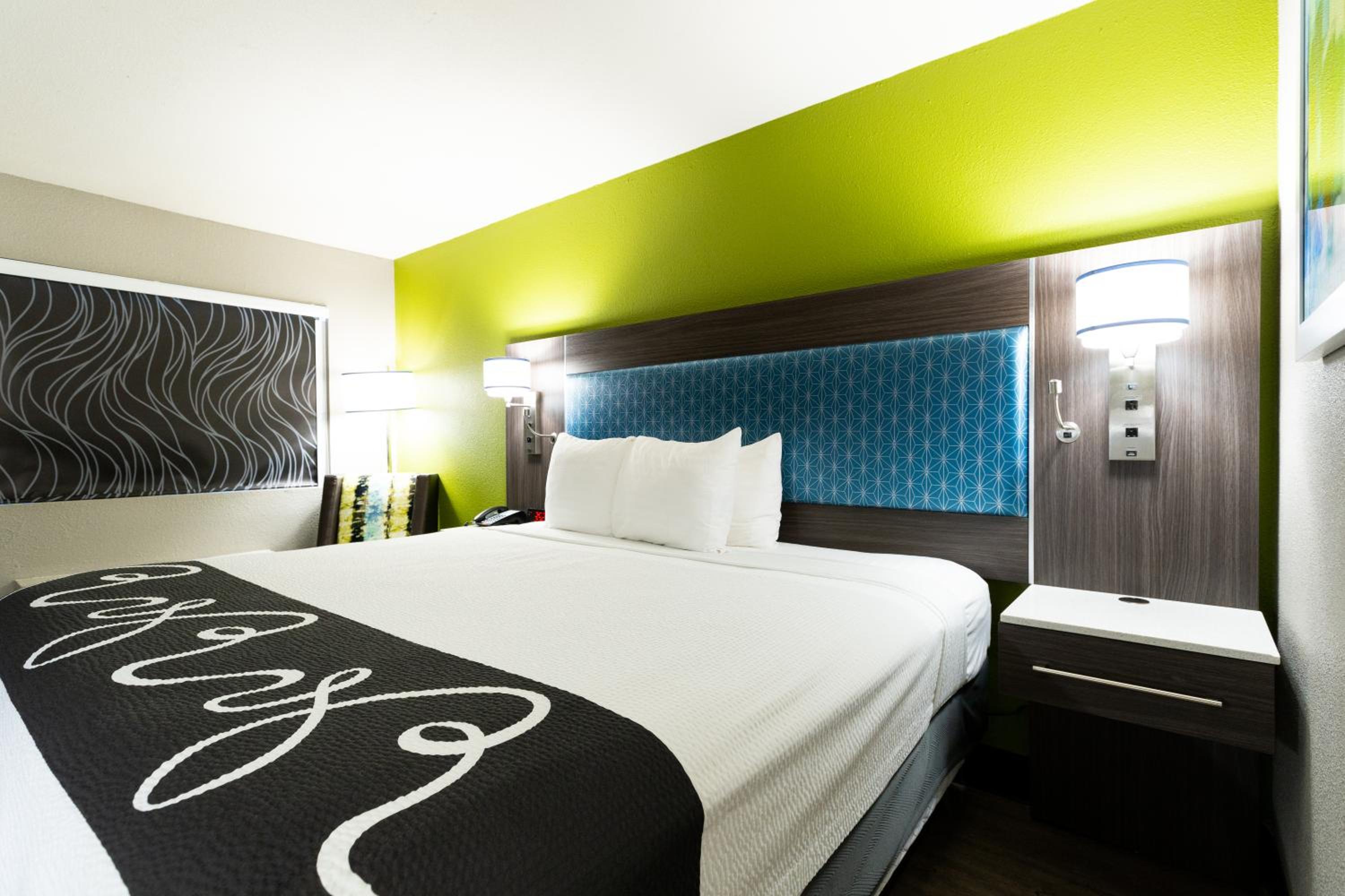 King Room - Non-Smoking - Photo 6