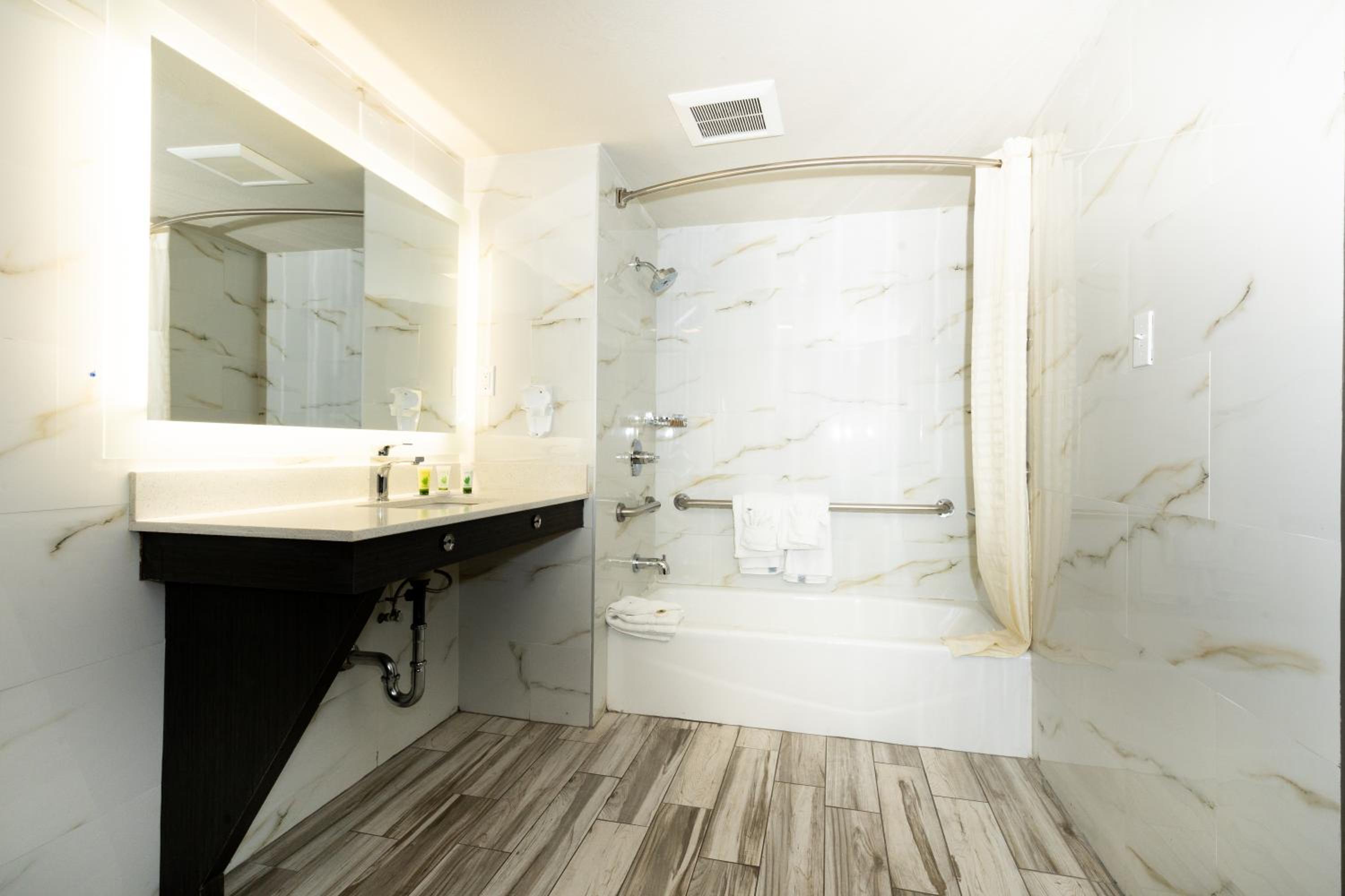 King Room with Bath Tub - Disability Access/Non-Smoking  - Photo 6