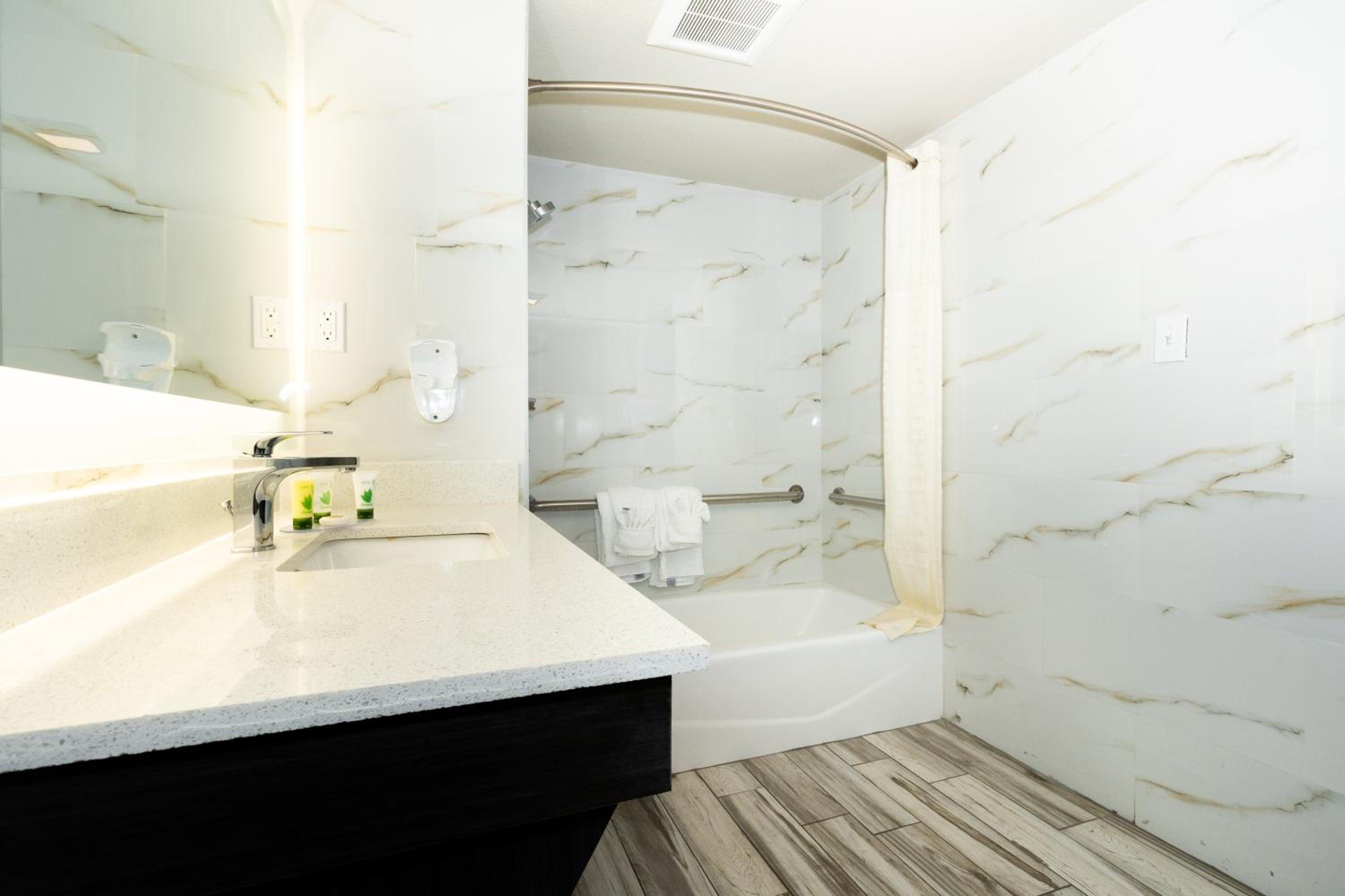 King Room with Bath Tub - Disability Access/Non-Smoking  - Photo 5