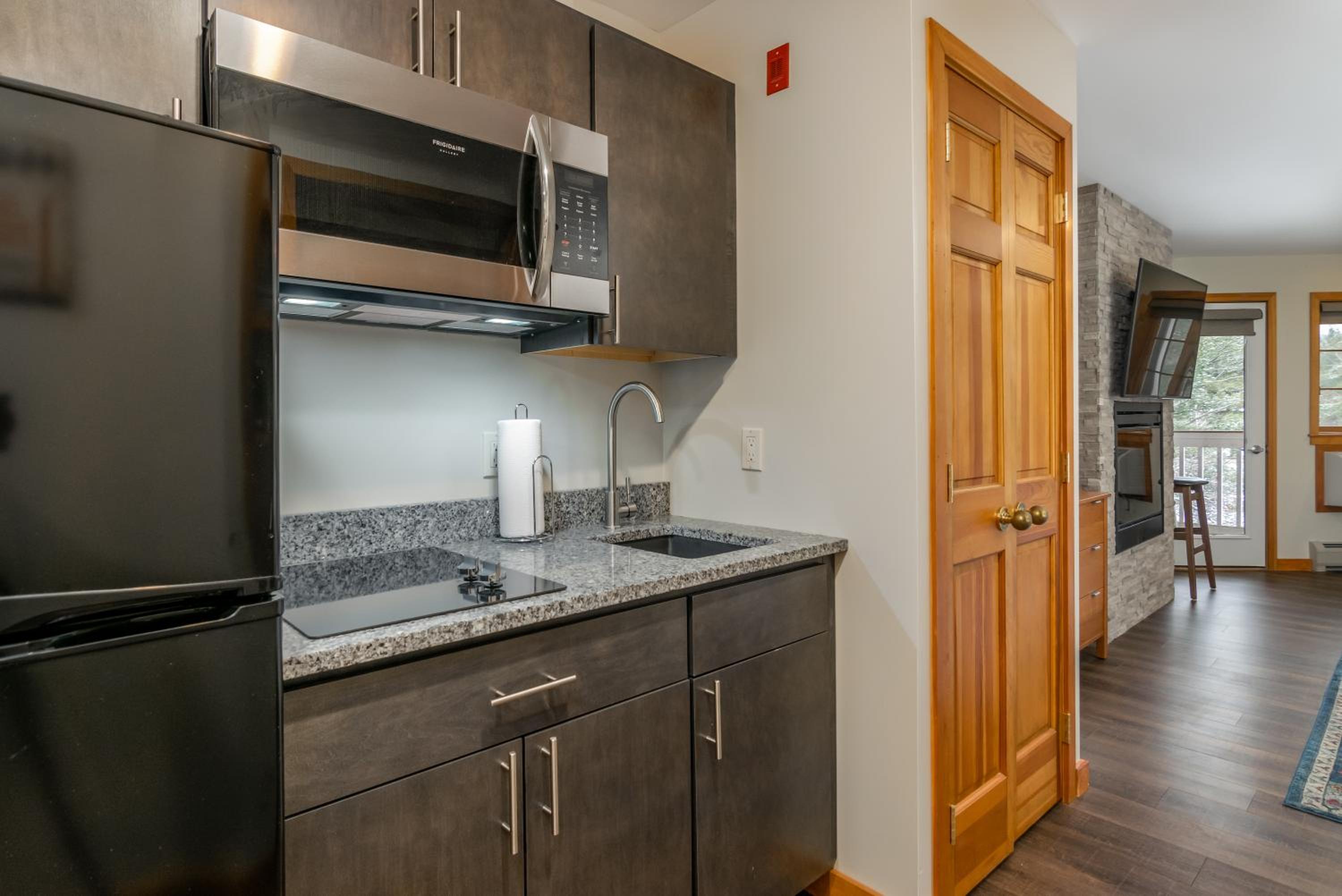Two Queen Efficiency Room with Fireplace photo 3