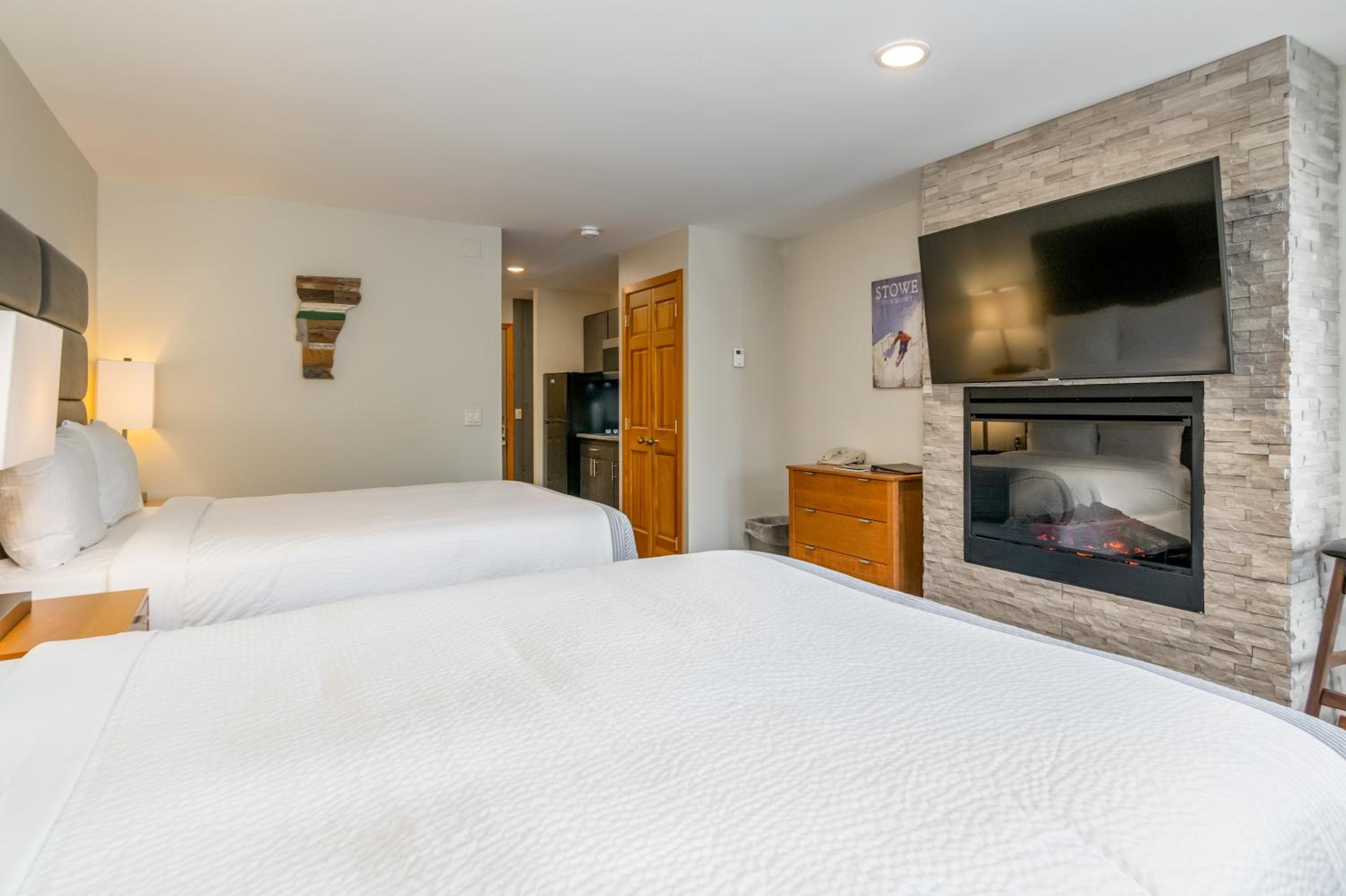 Two Queen Efficiency Room with Fireplace photo 2