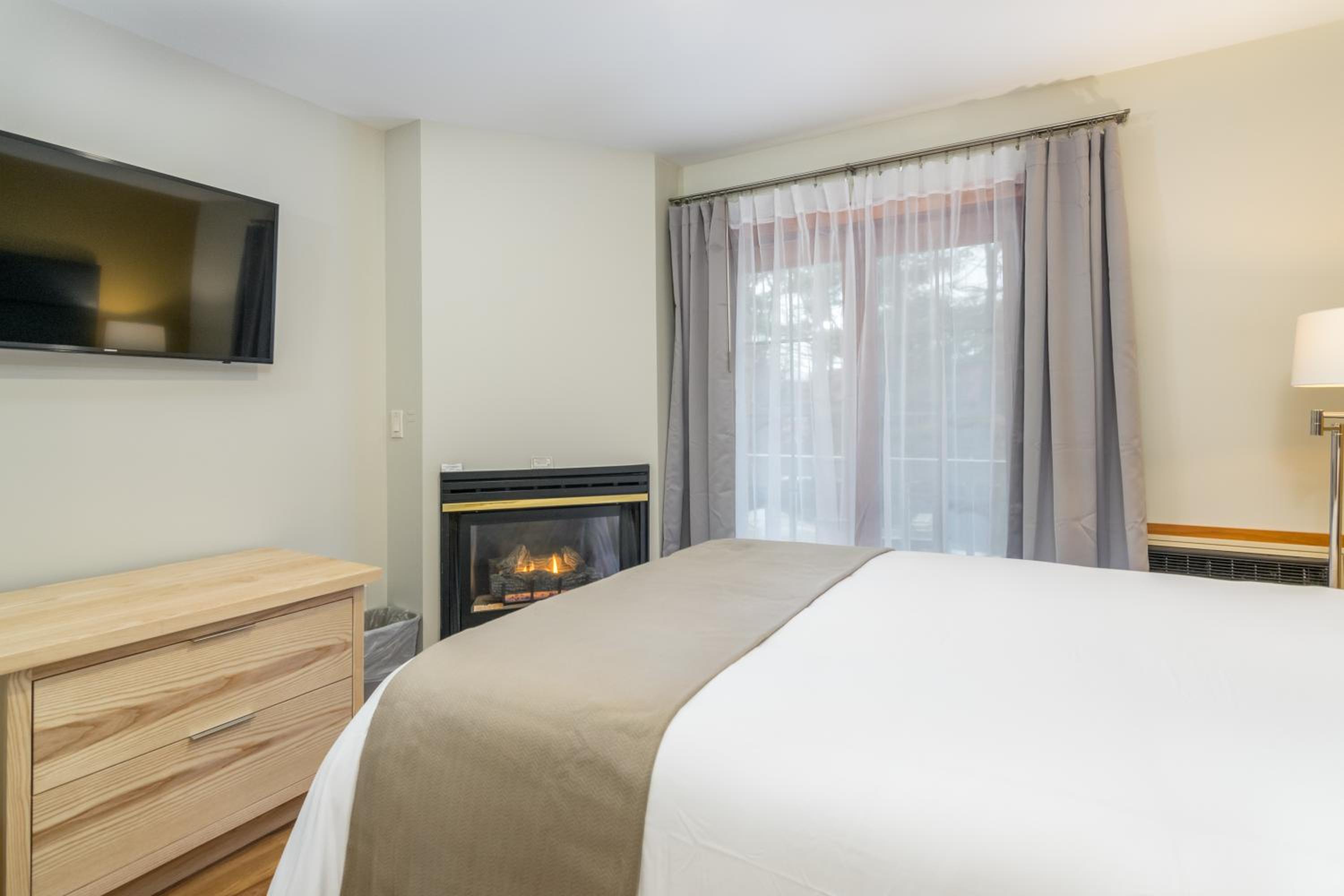 One Queen Suite with Fireplace photo 1