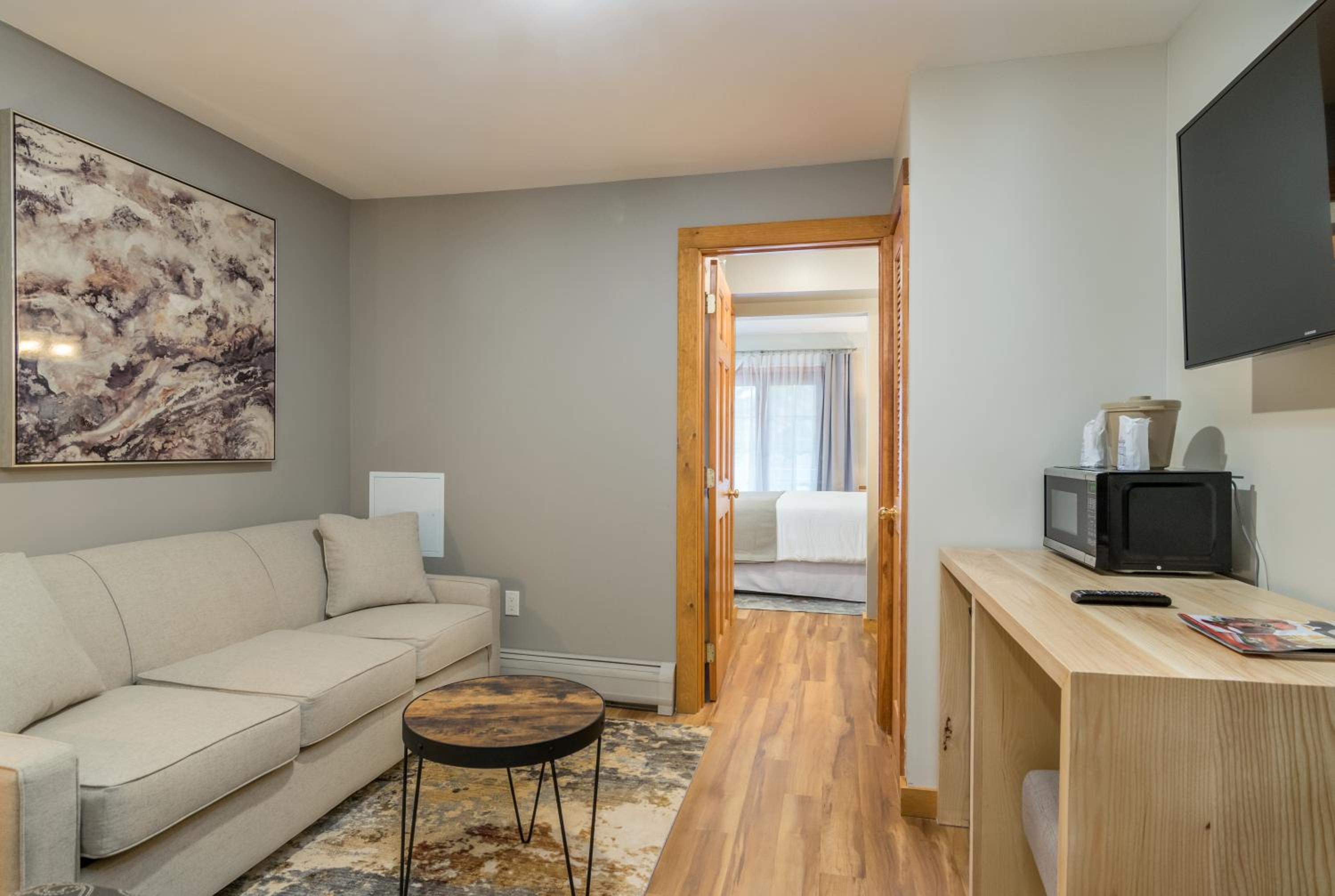 One Queen Suite with Fireplace photo 3