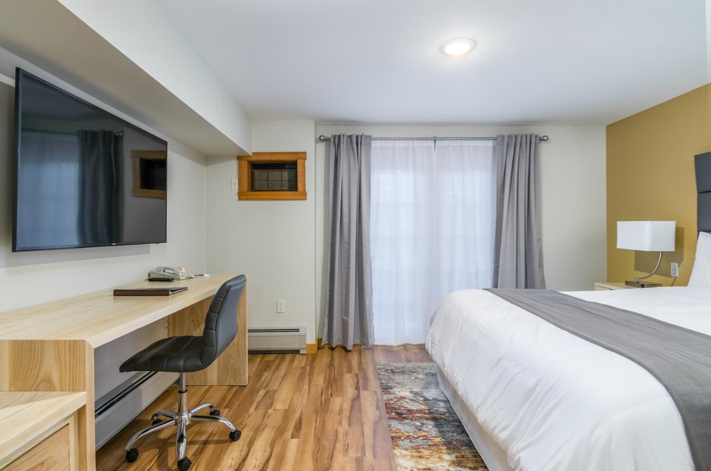 One King Suite with Fireplace photo 3