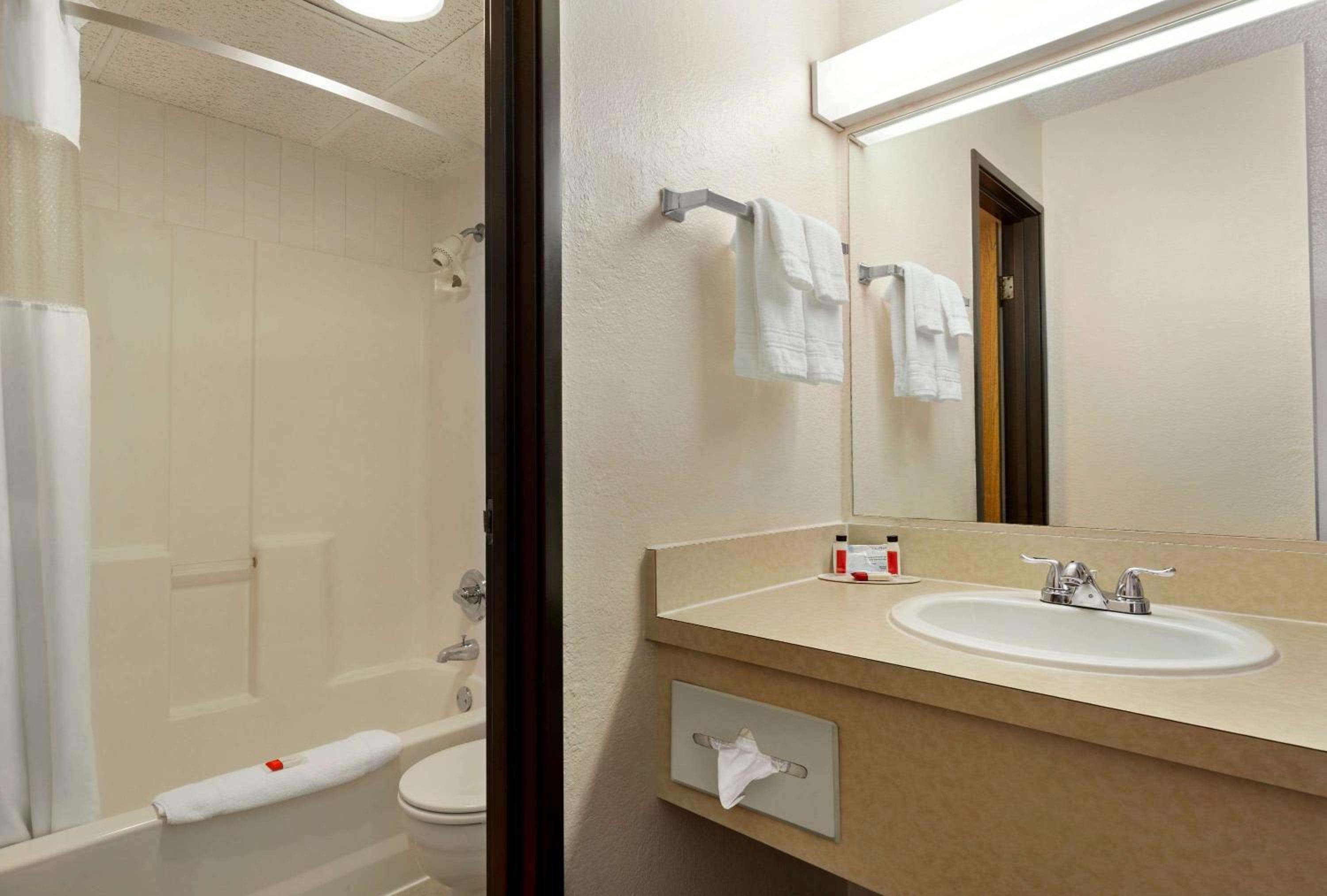 Suite with Two Queen Beds - Non-Smoking photo 3
