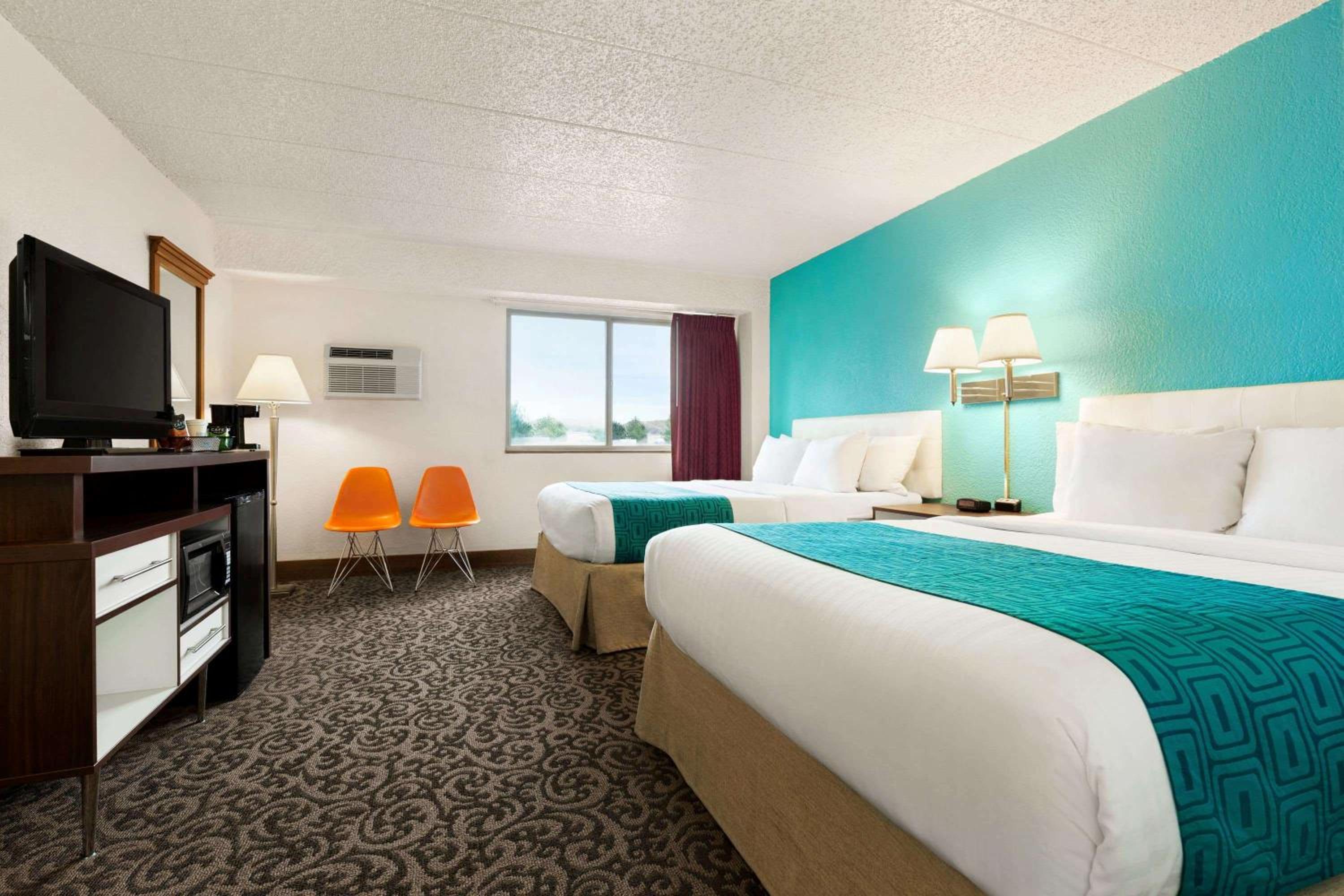 Queen Room with Two Queen Beds - Non-Smoking photo 1