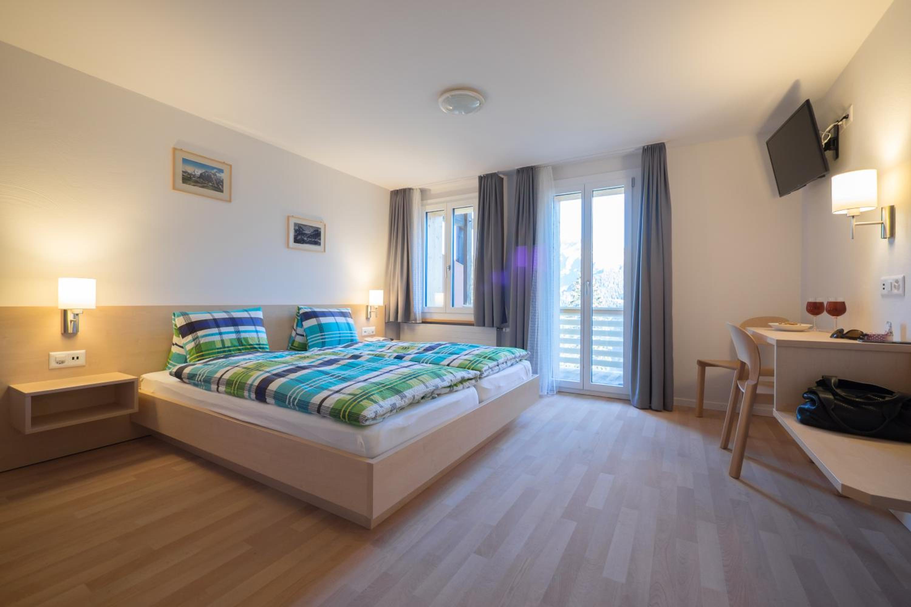 Deluxe Double Room with Balcony and Mountain View photo 2