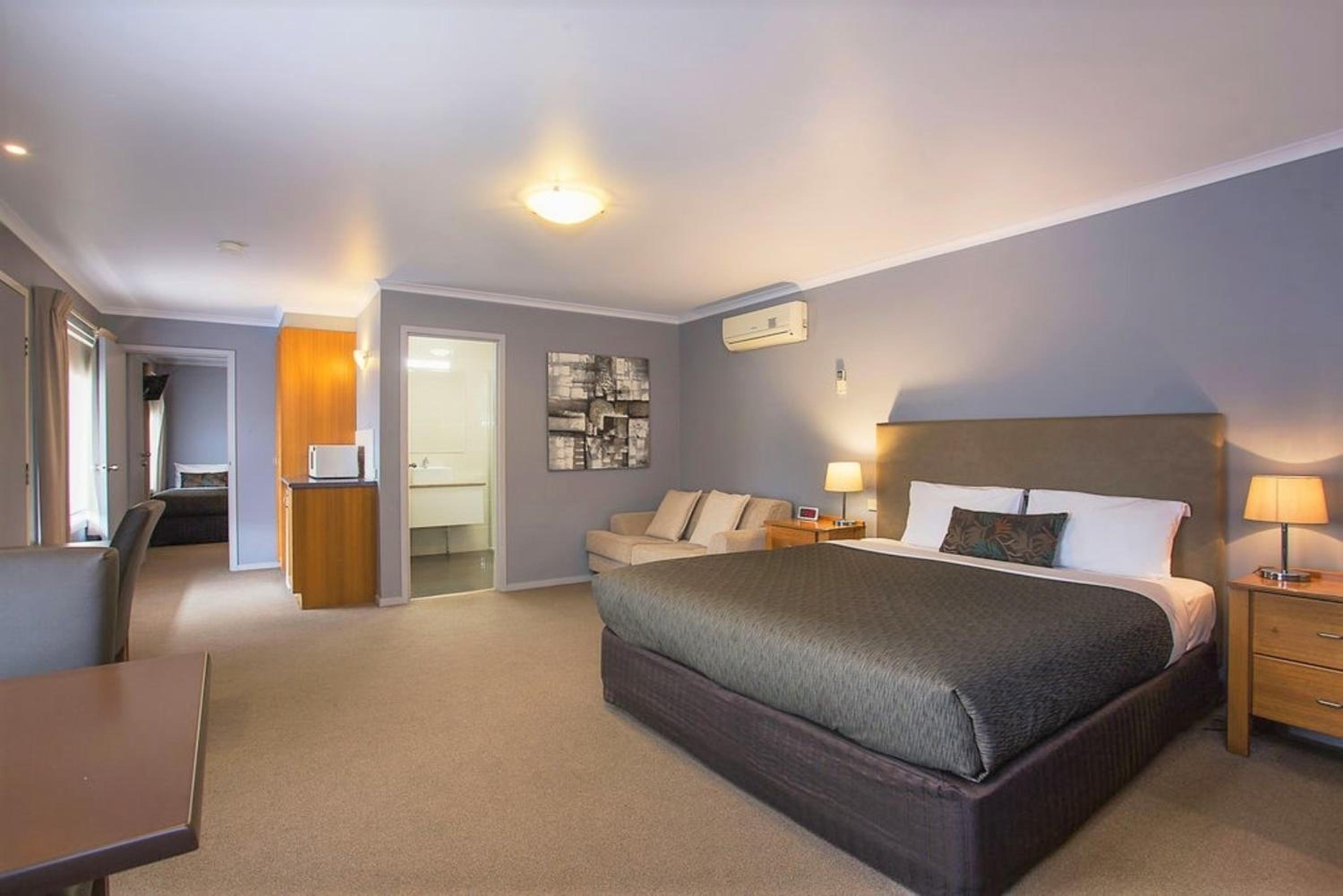 Deluxe Two-Bedroom Suite - Photo 4