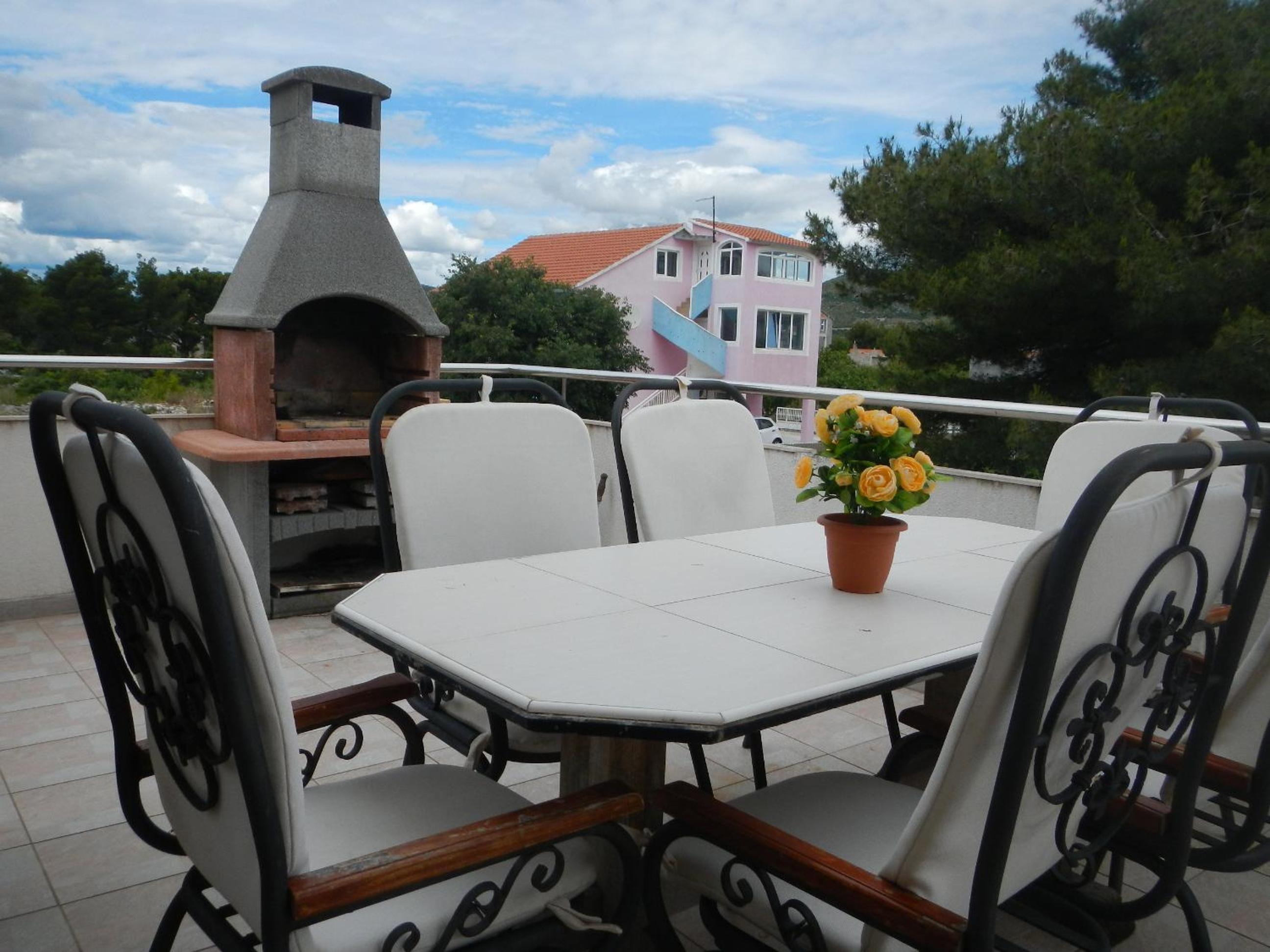 Apartment with Pool View  - Photo 1