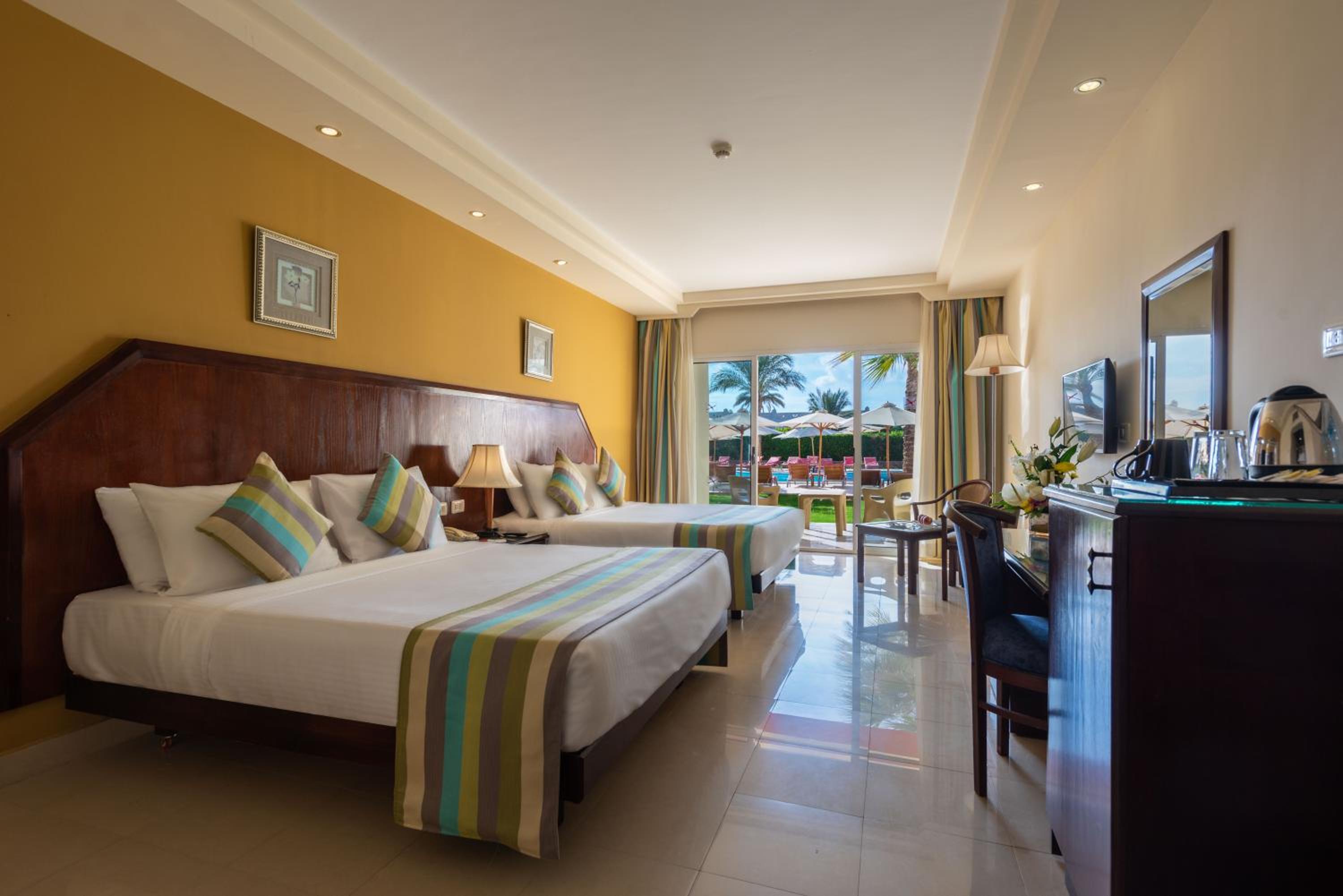 Superior Queen Room (2 Adults +2 Child) - Photo 1