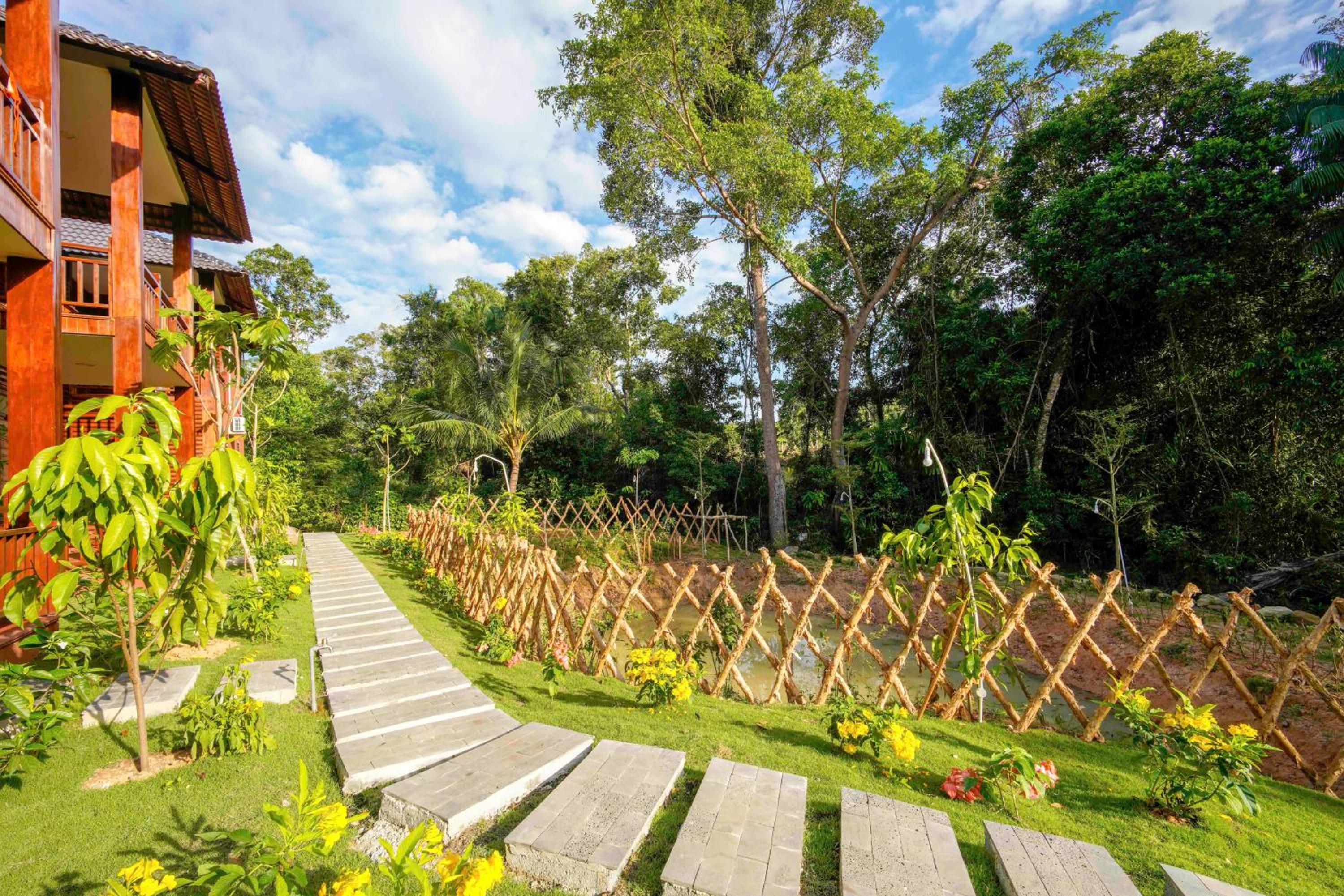 Bungalow with Garden View - Photo 2
