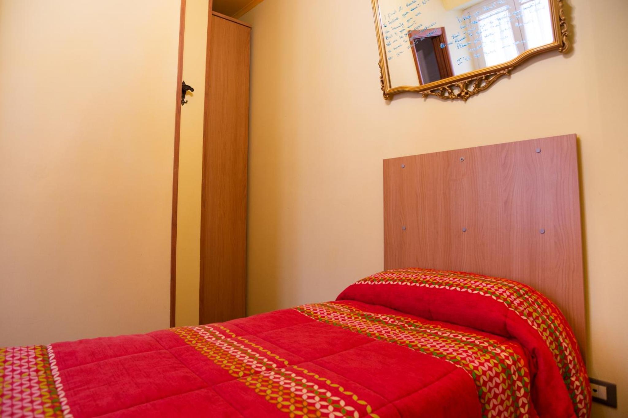 Single Room with Private Bathroom photo 2
