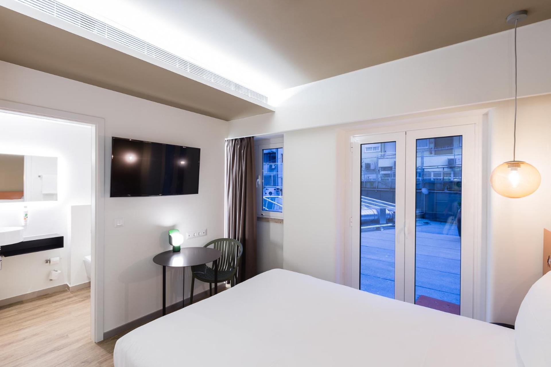 Superior Room with One Queen Bed and One Single Bed - Photo 7