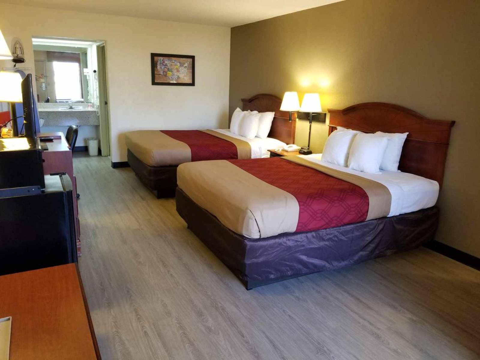 Queen Room with Two Queen Beds - Non-Smoking - Photo 3