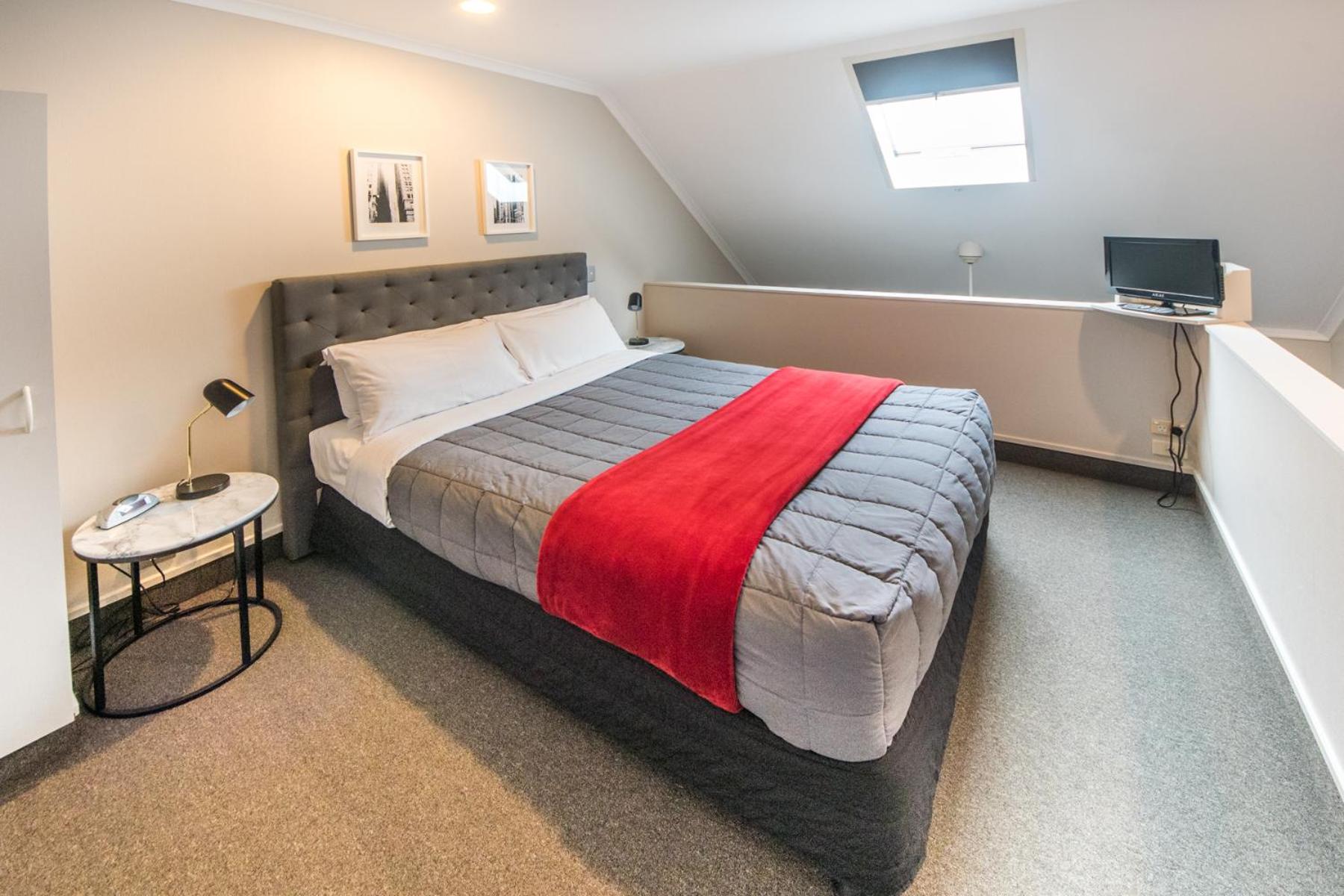One-Bedroom Apartment photo 2