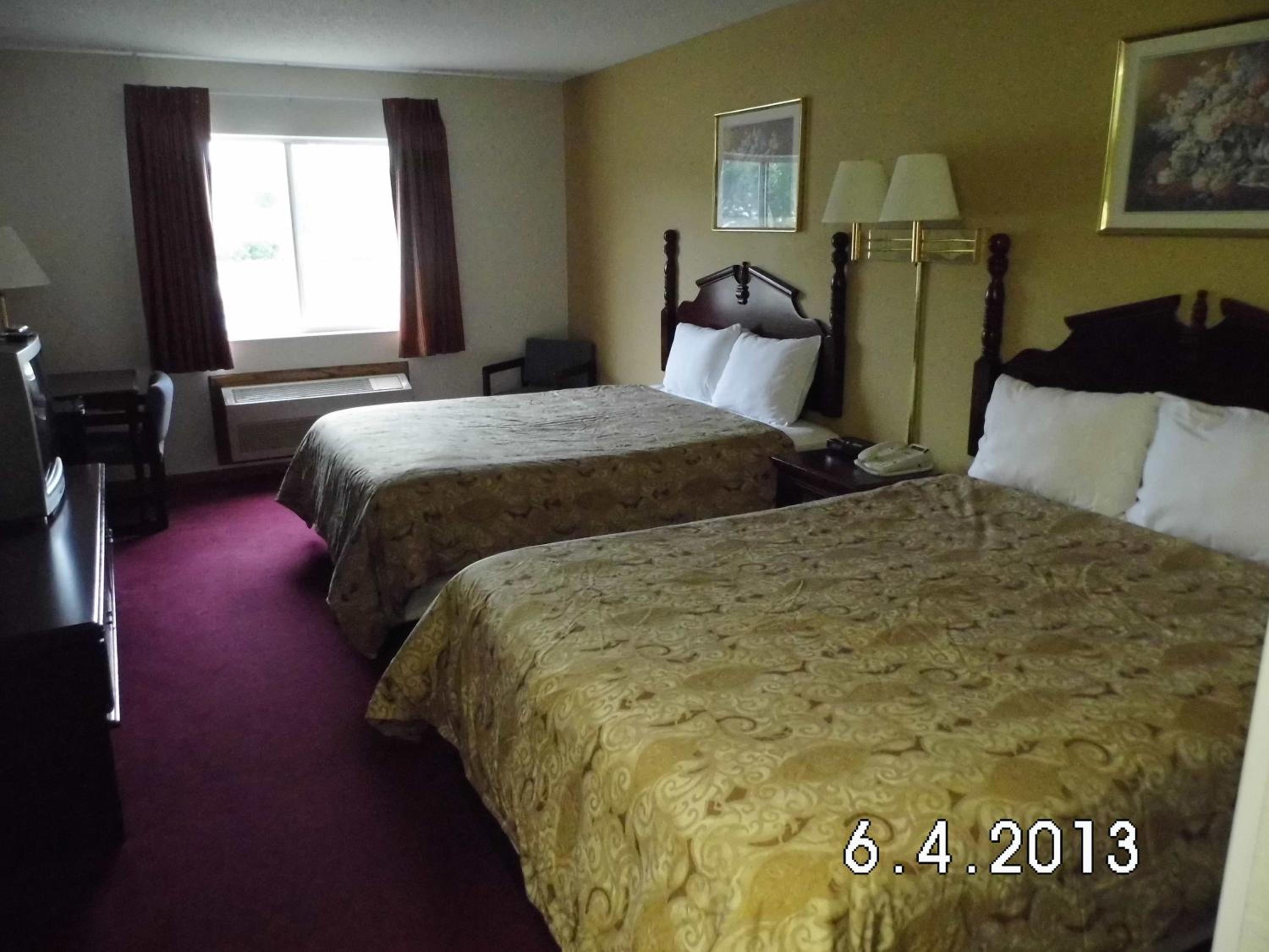 Queen Room with Two Queen Beds - Non-Smoking - Photo 14