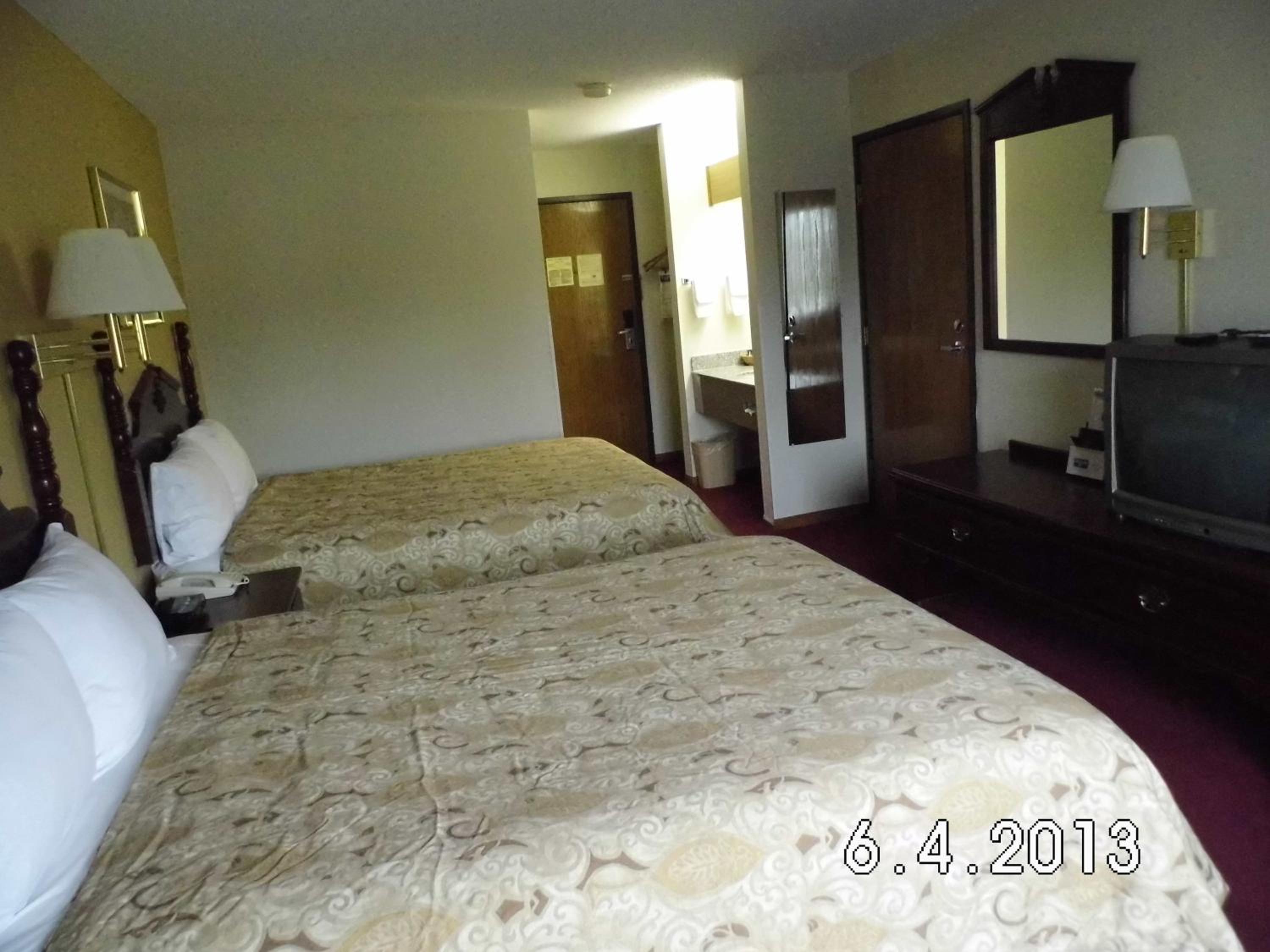 Queen Room with Two Queen Beds - Non-Smoking - Photo 3