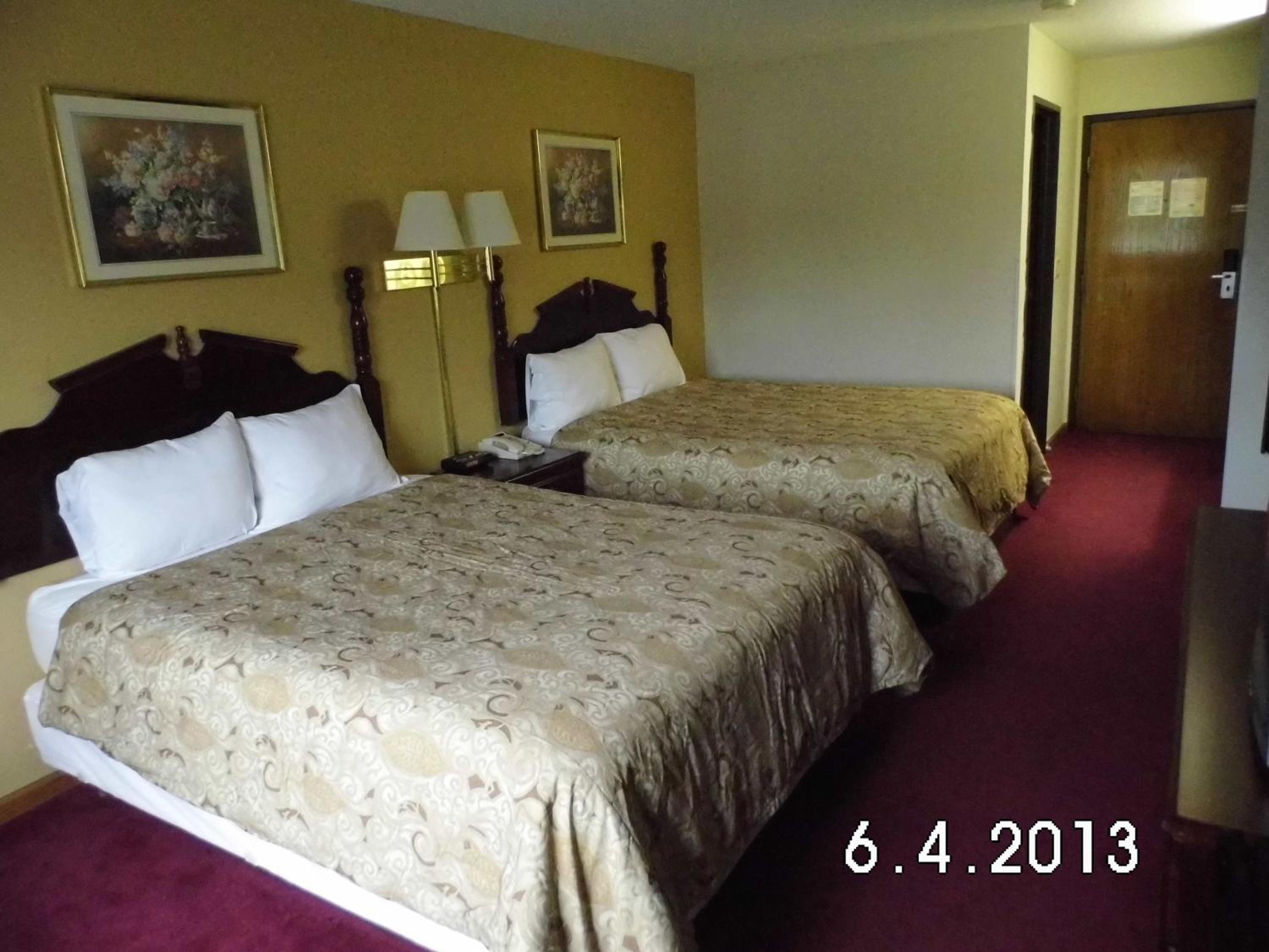 Queen Room with Two Queen Beds - Non-Smoking - Photo 2
