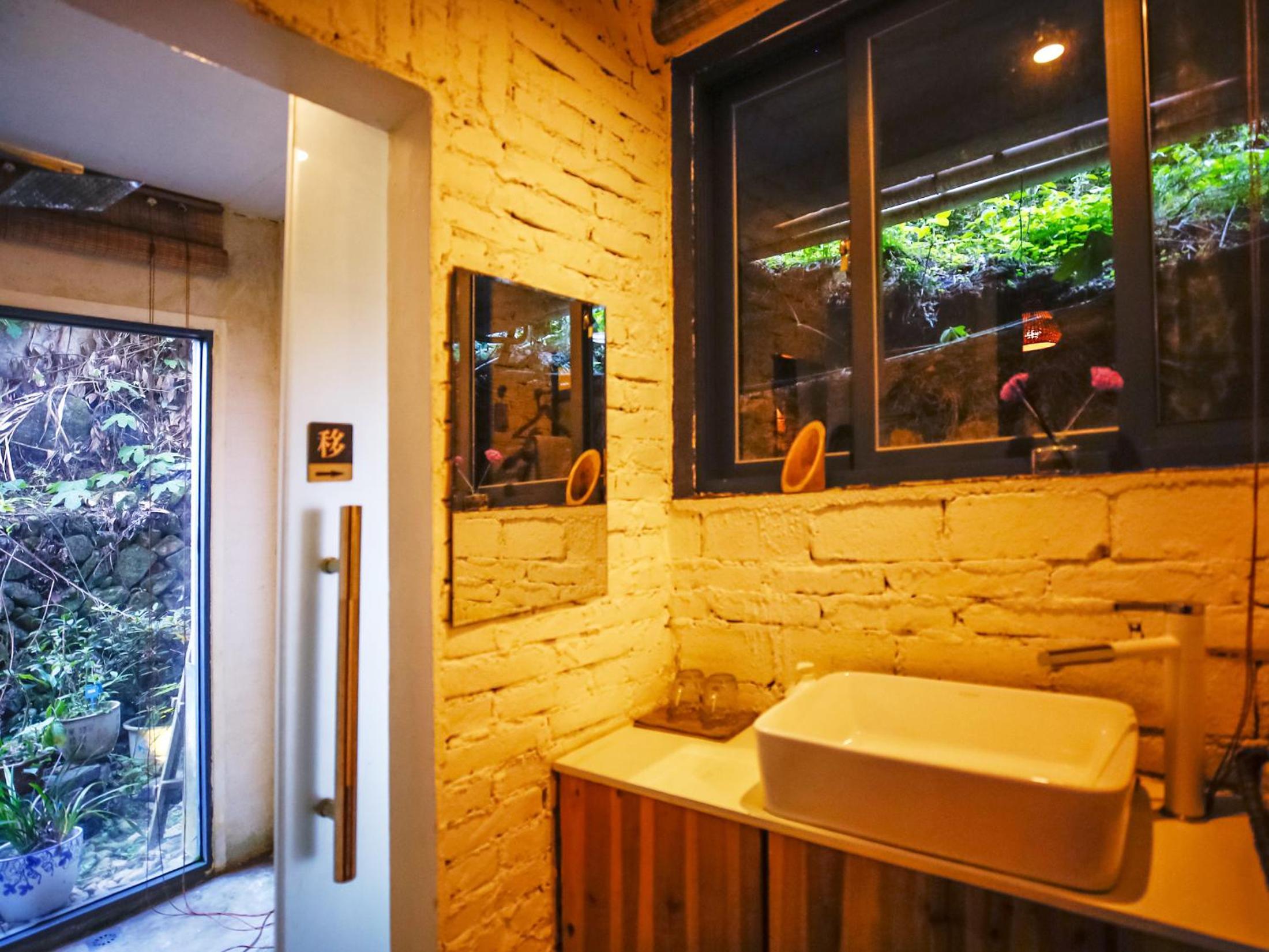 Twin Room with Private Bathroom photo 3