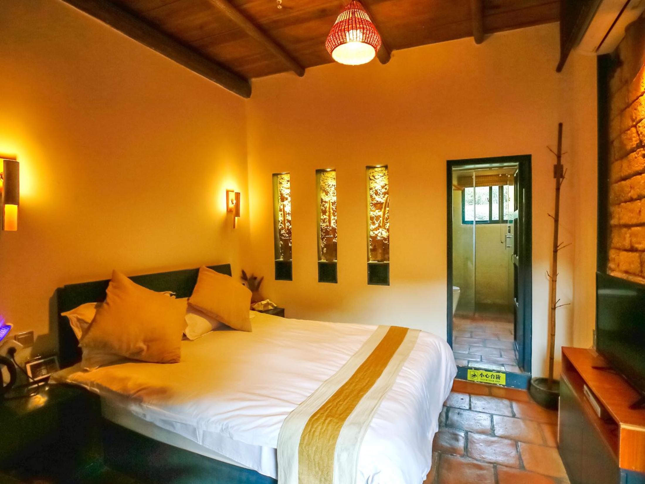 Deluxe Double Room with Private Bathroom photo 1