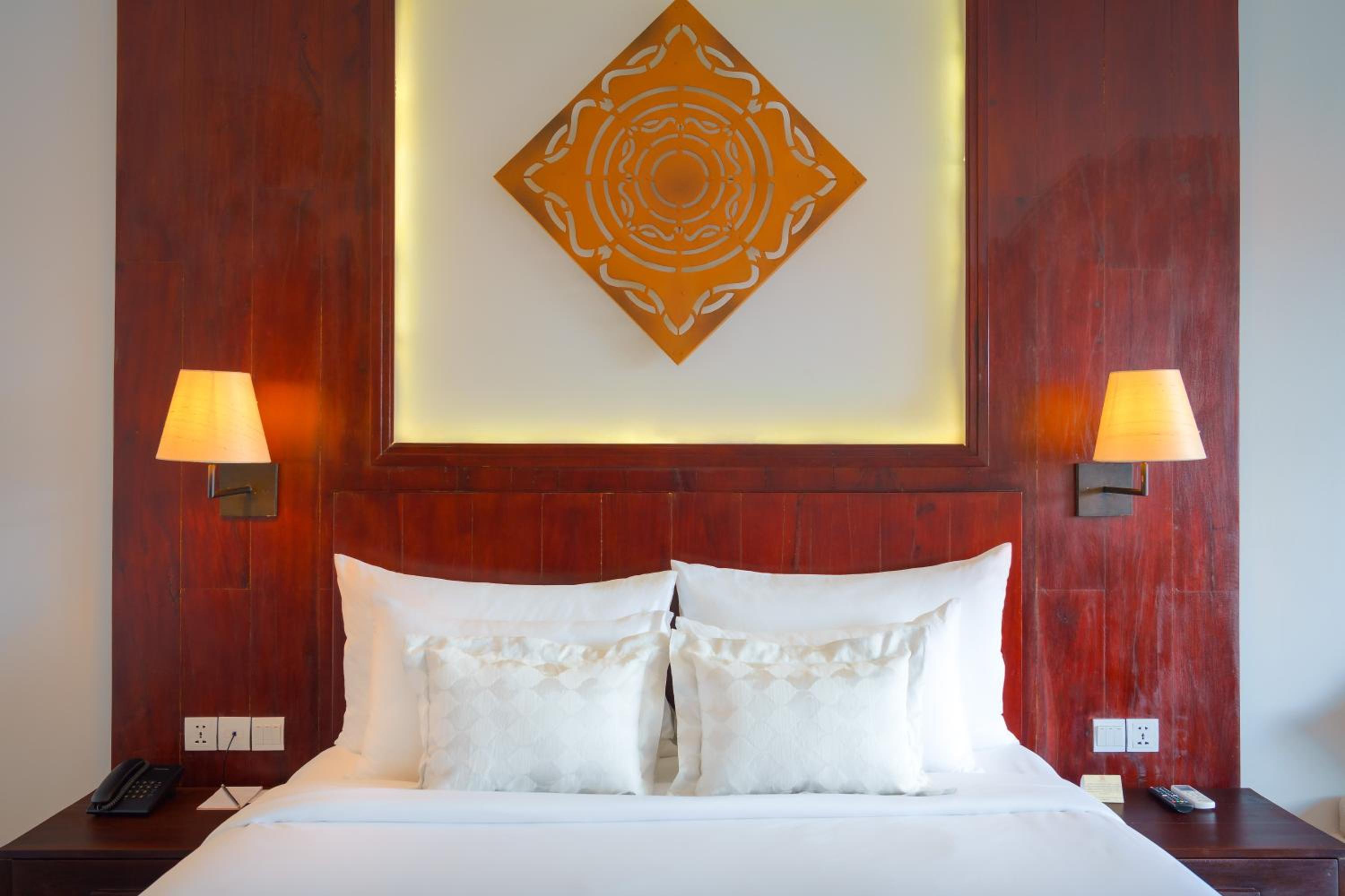 Deluxe King Room with Balcony photo 3