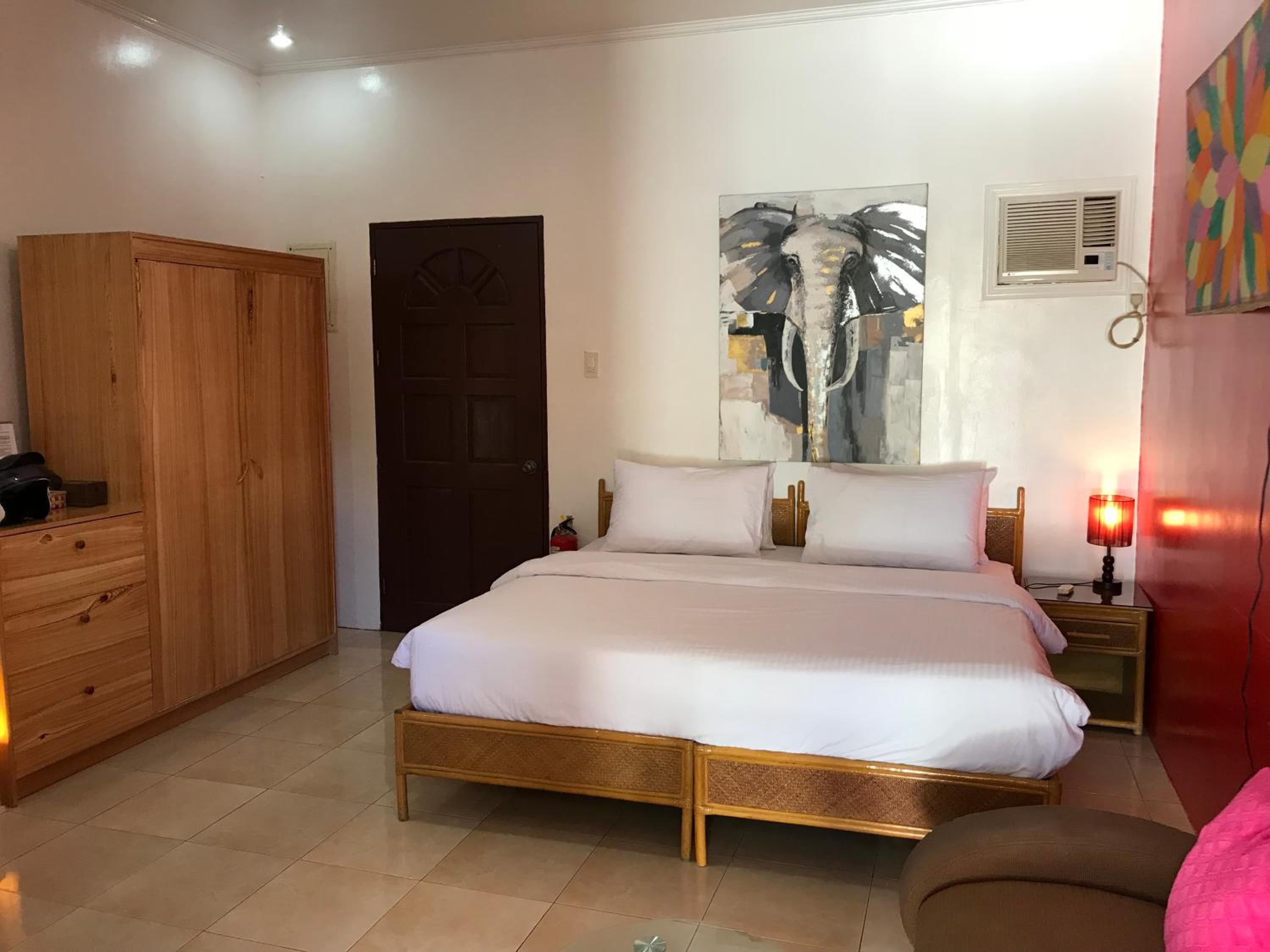 Deluxe Family Room - Photo 14