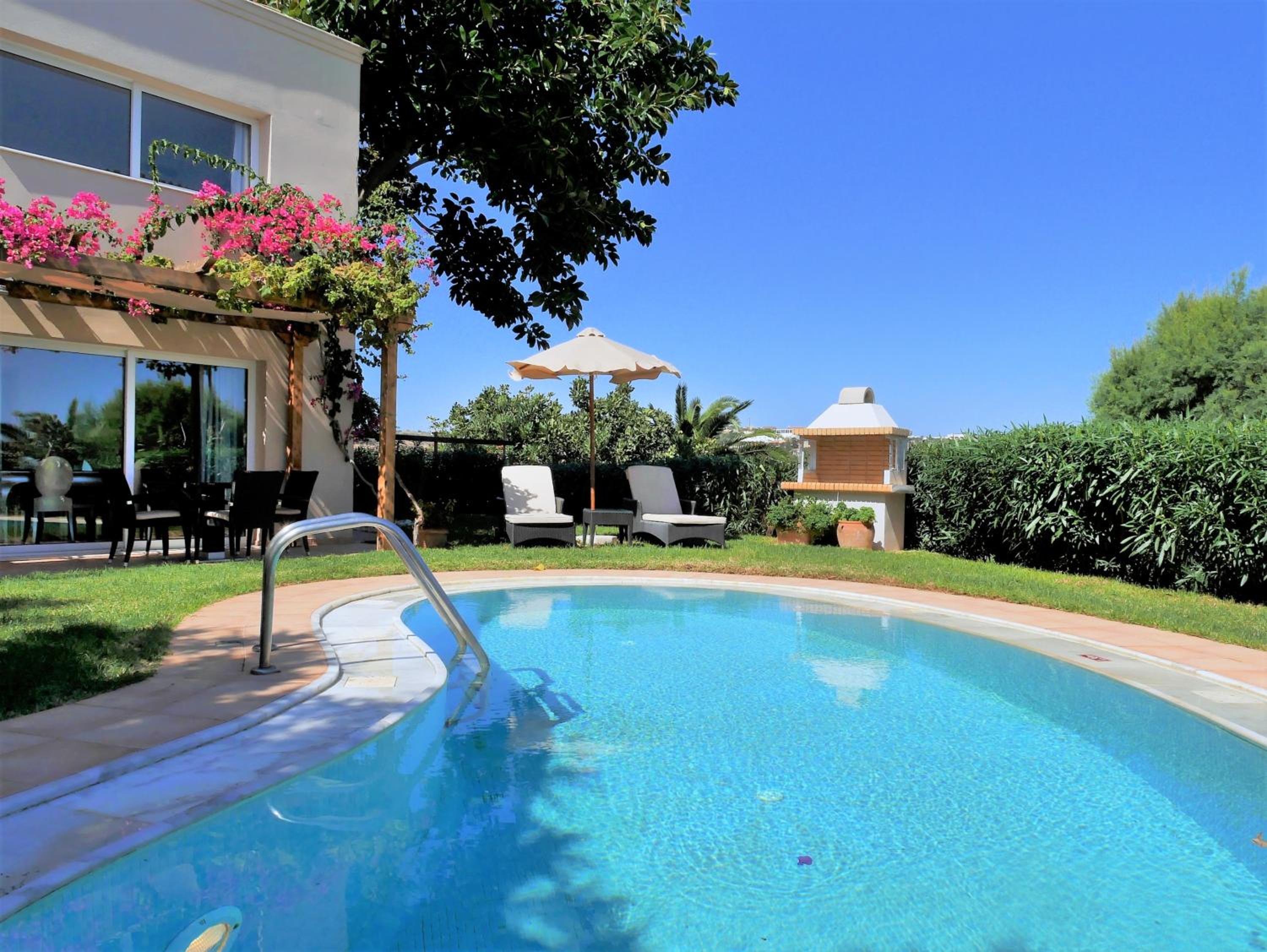 Exclusive Three-Bedroom Maisonette Individual Pool - Photo 3