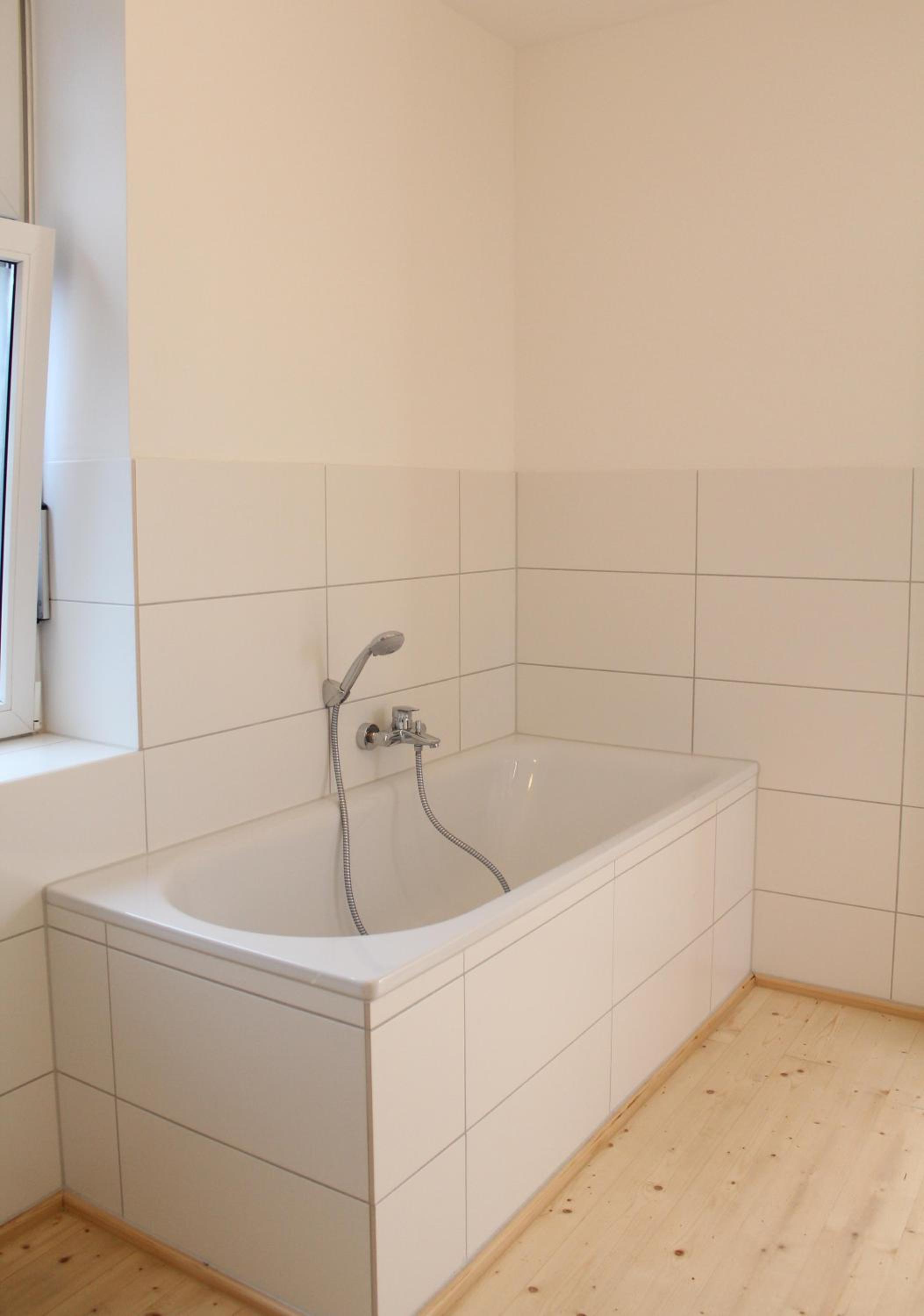 Apartment with Balcony - Photo 4
