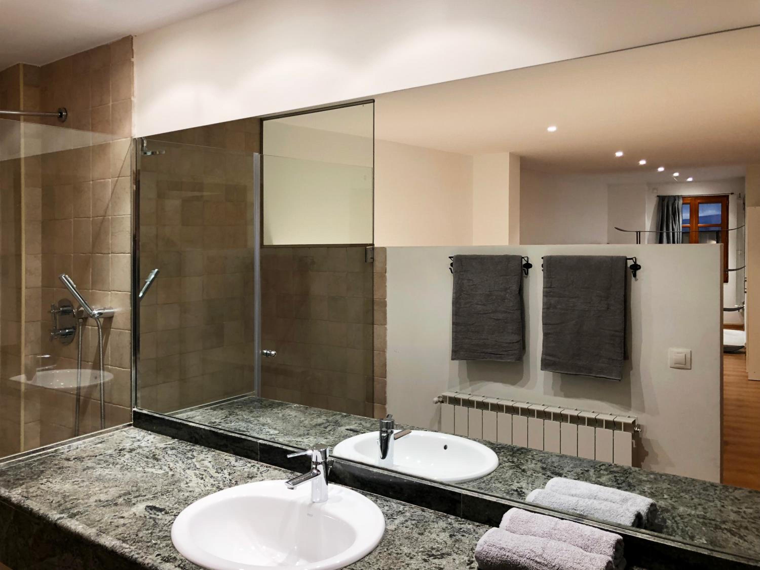 Deluxe Suite With Spa Bath photo 2