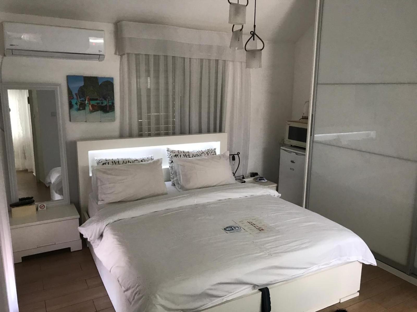 Double Room with Pool View - Photo 32