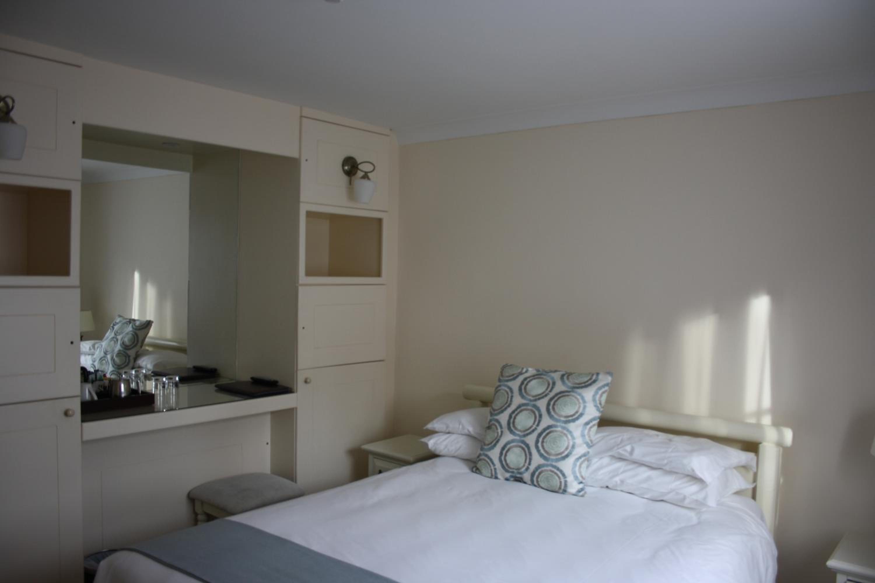 Twin Room with Private Bathroom photo 2