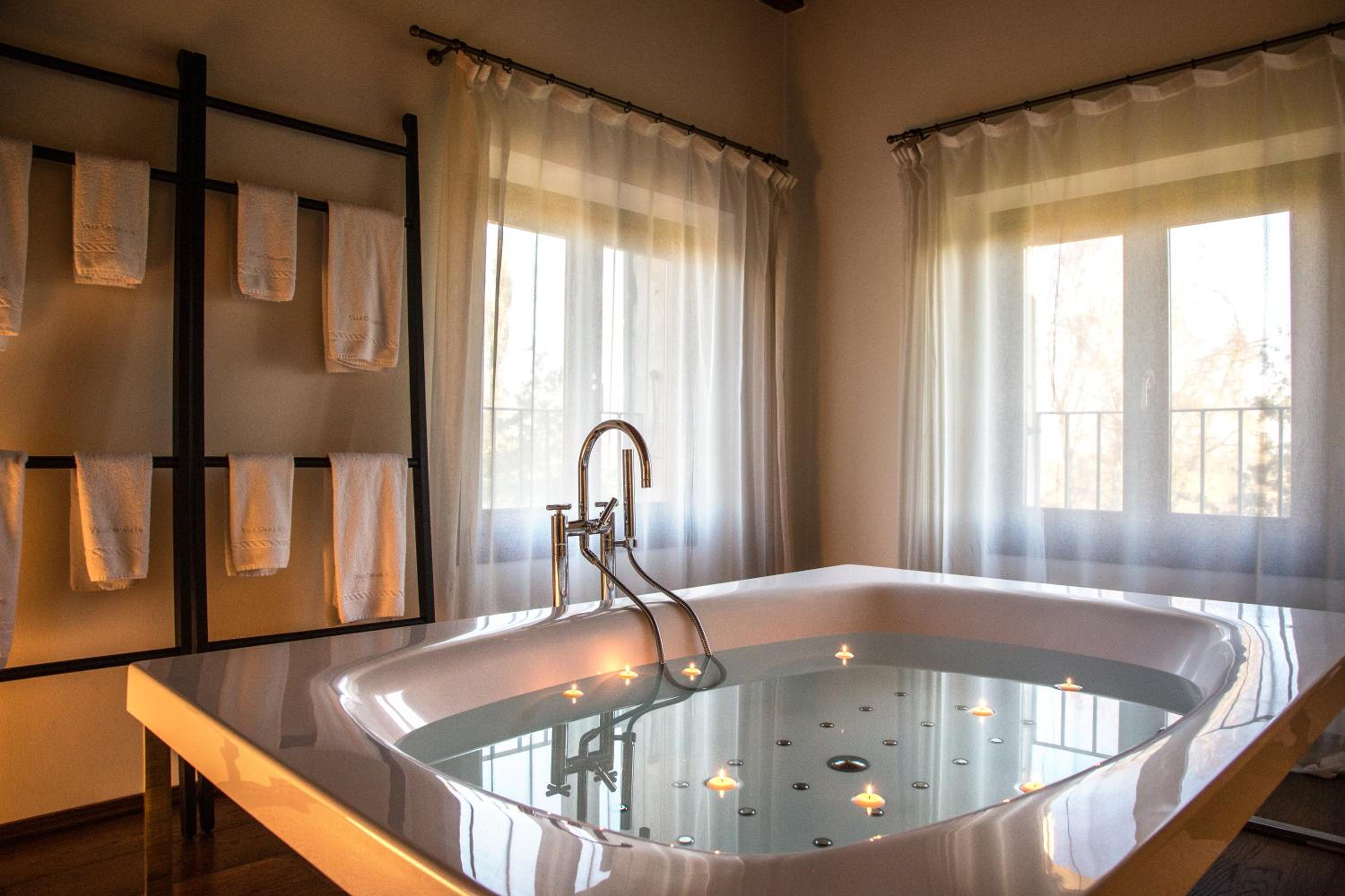 Deluxe Suite with Spa Bath - Photo 2