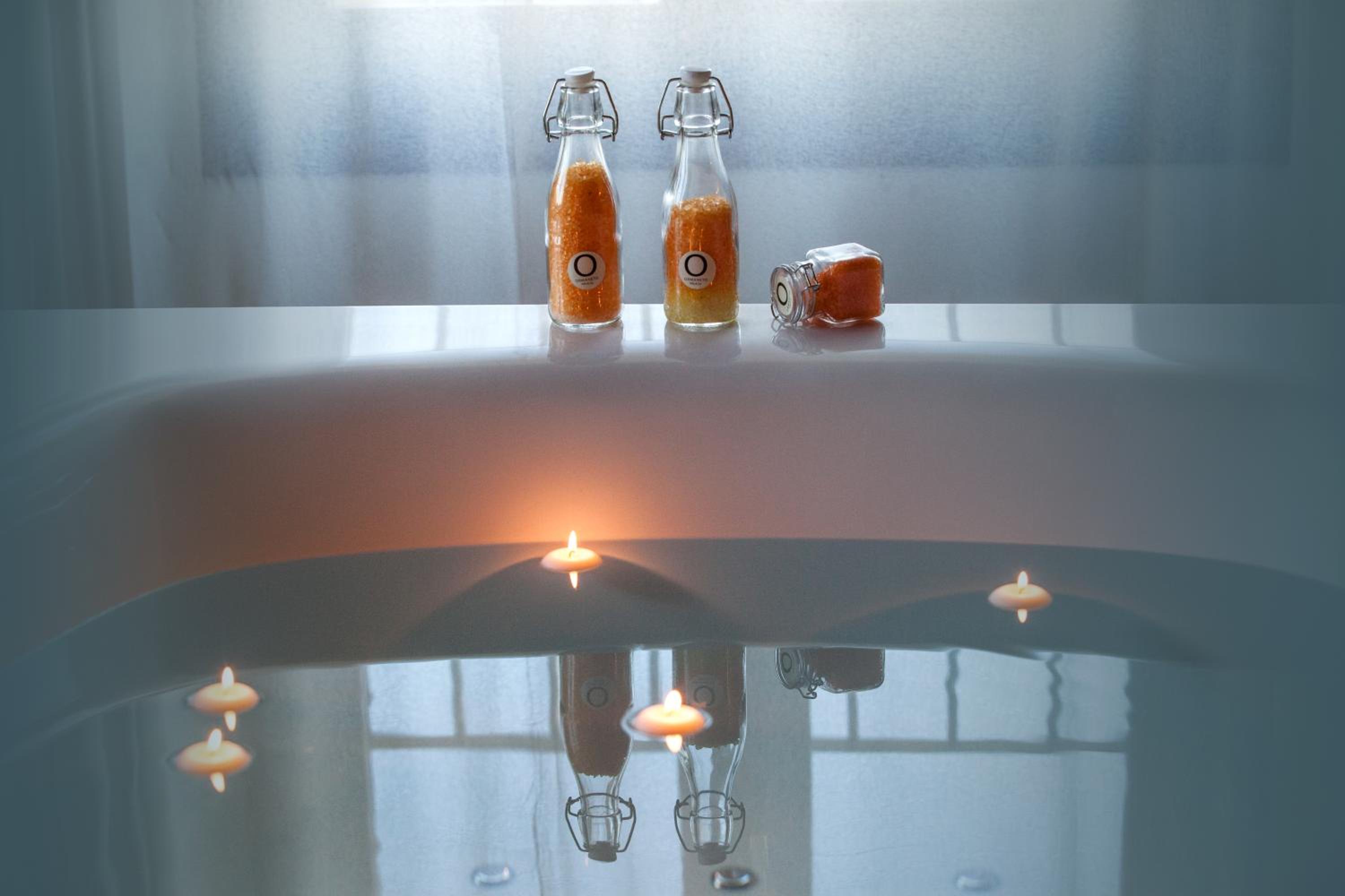 Deluxe Suite with Spa Bath - Photo 9