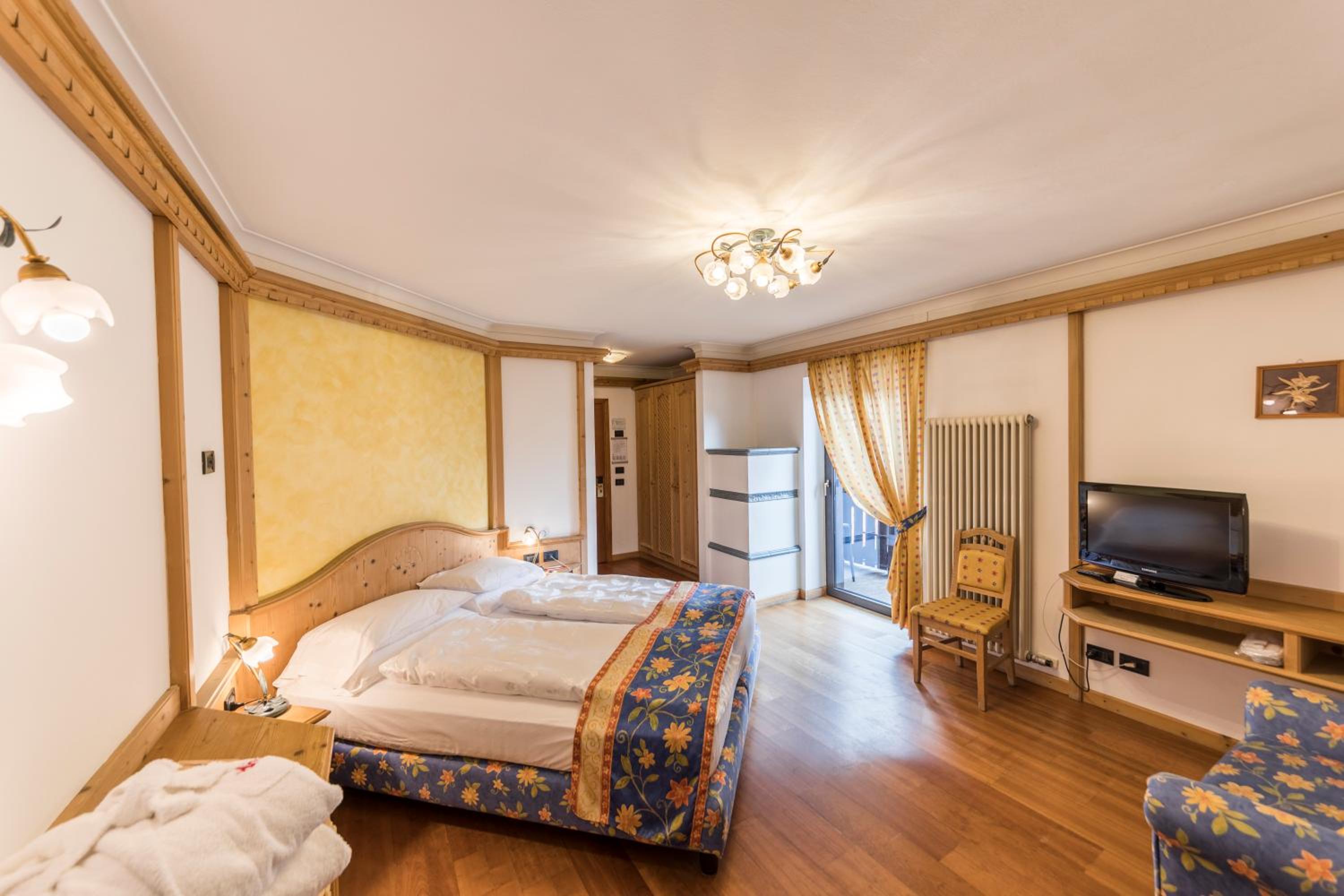 Deluxe Double Room with Balcony - Photo 1
