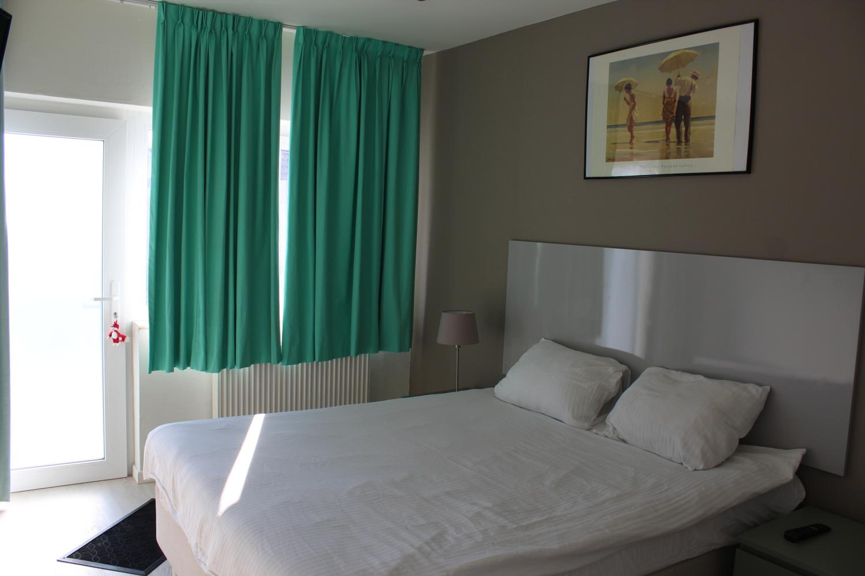 Double Room with Private Bathroom - Photo 6