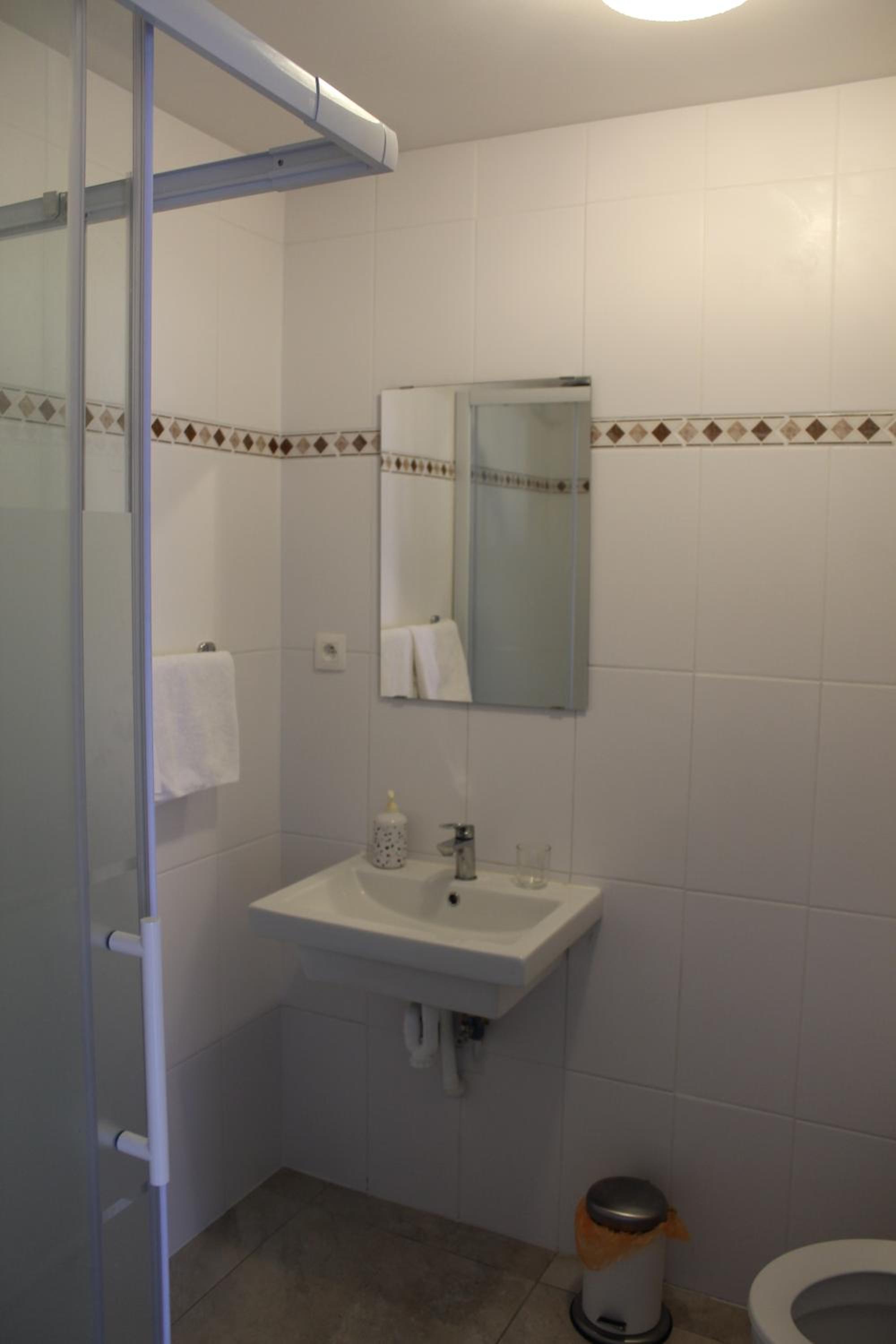 Double Room with Private Bathroom - Photo 8