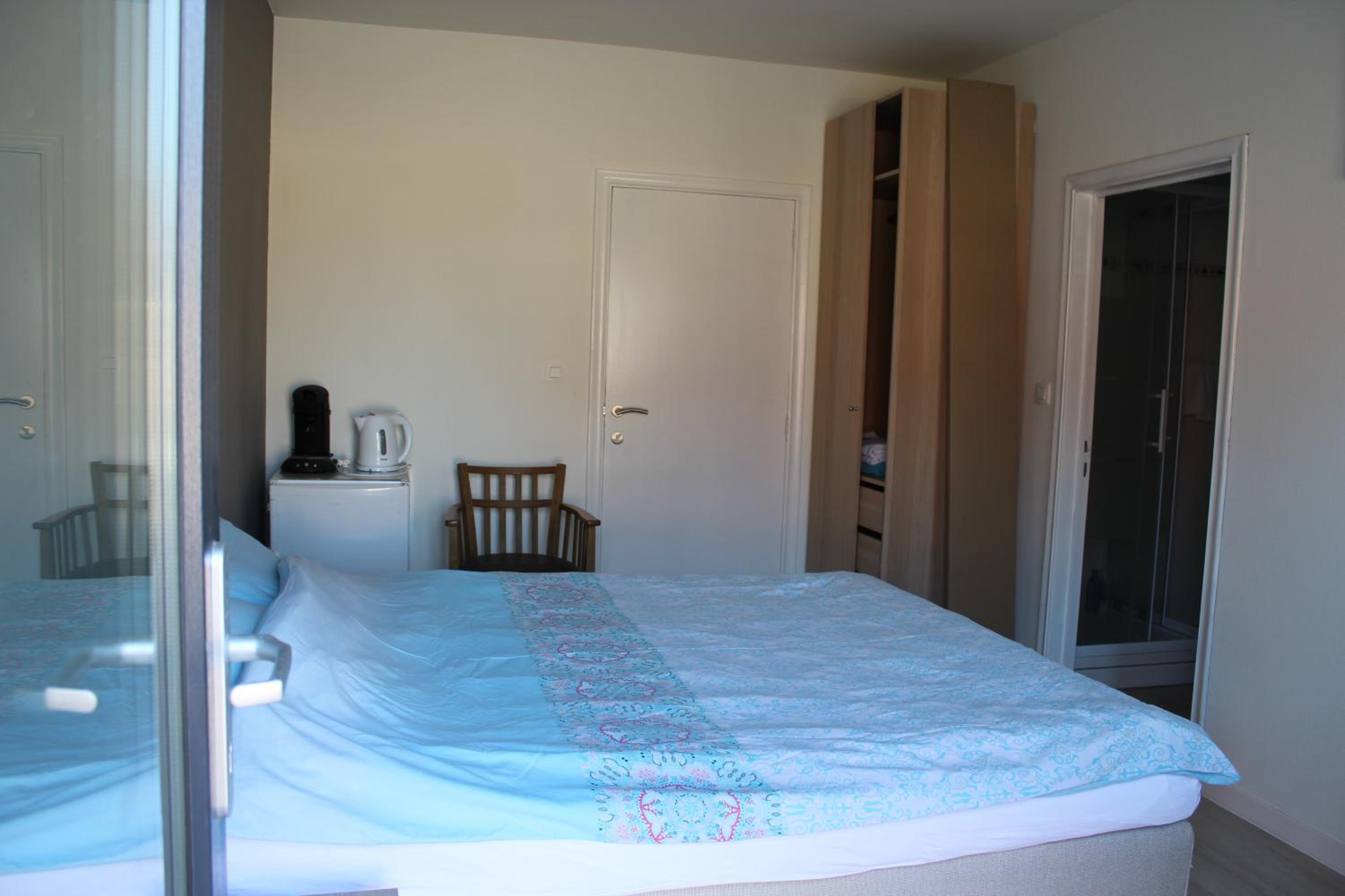Double Room with Private Bathroom - Photo 9