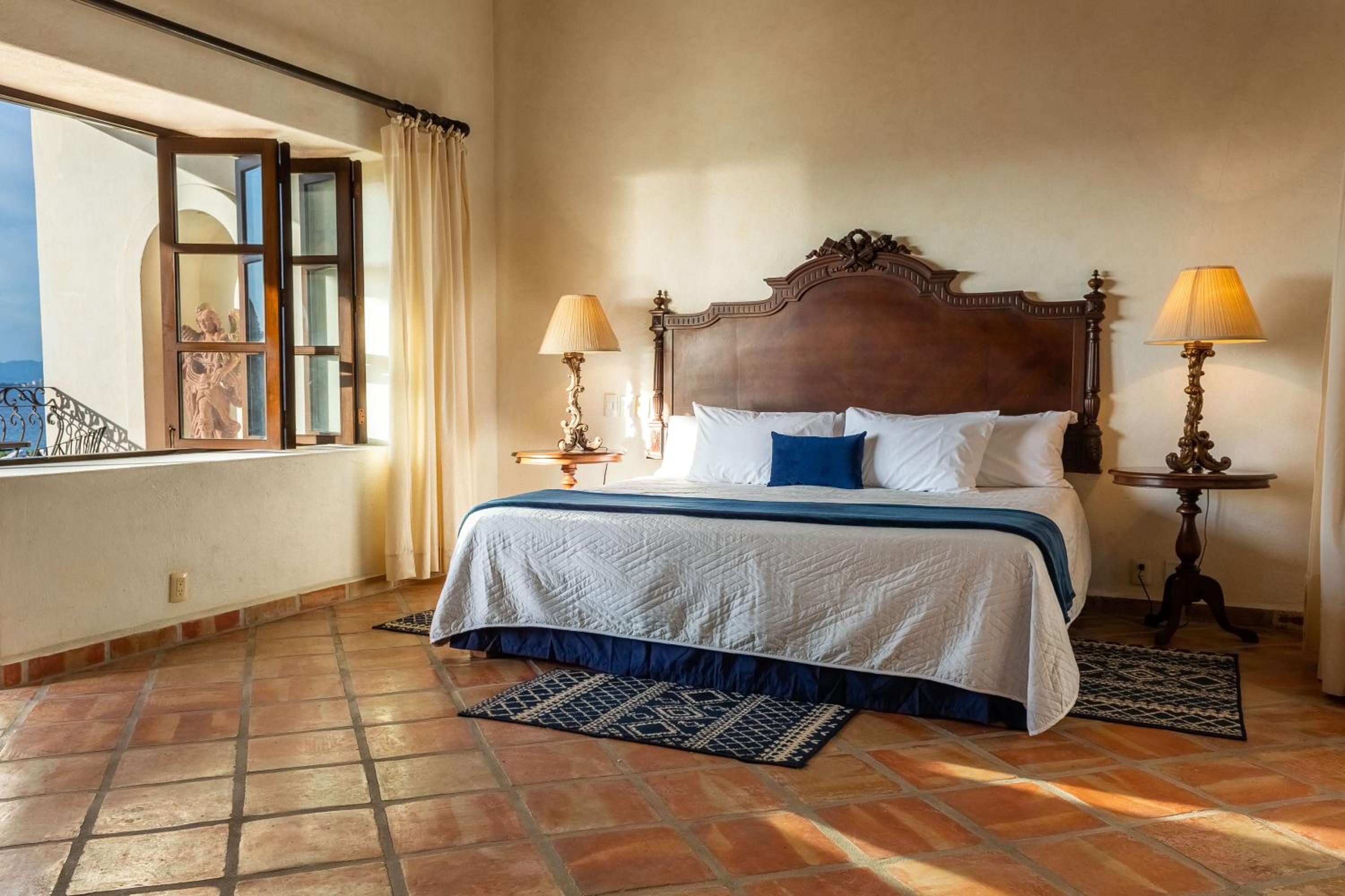 Deluxe King Room - Photo 1