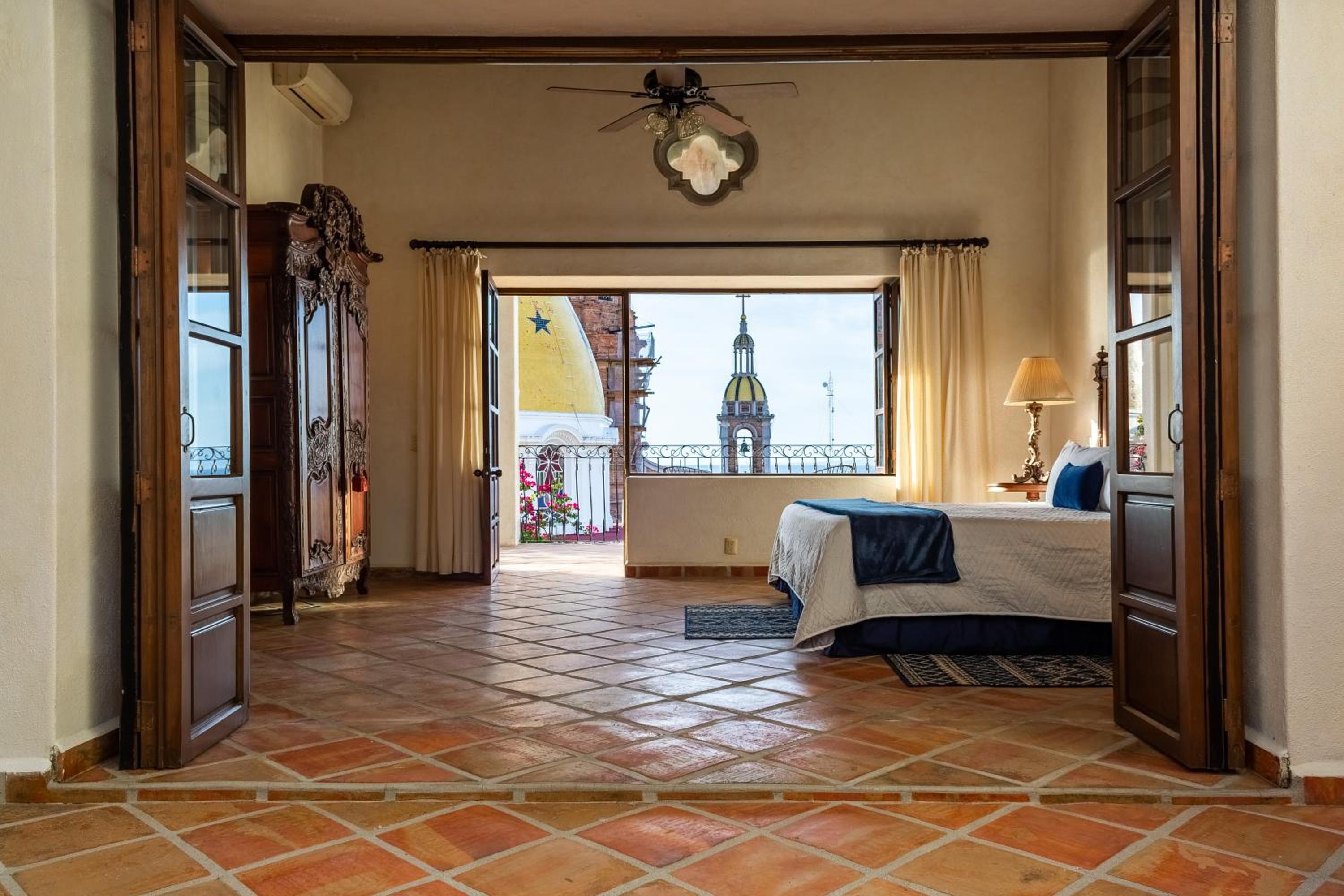 Deluxe King Room - Photo 8