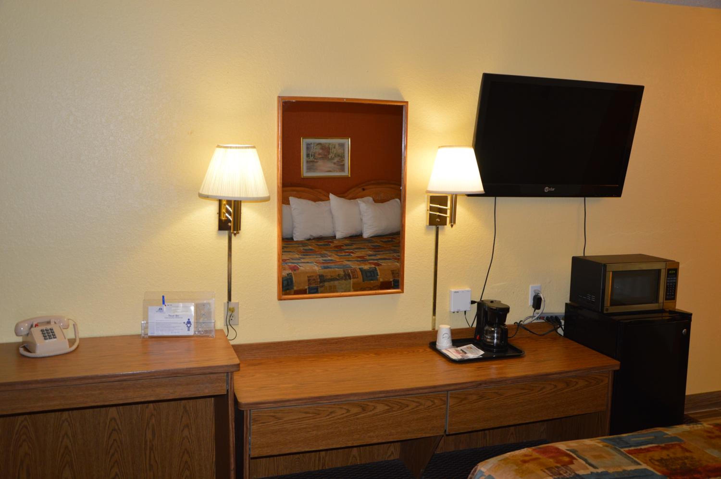 Queen Room - Non-Smoking - Photo 2