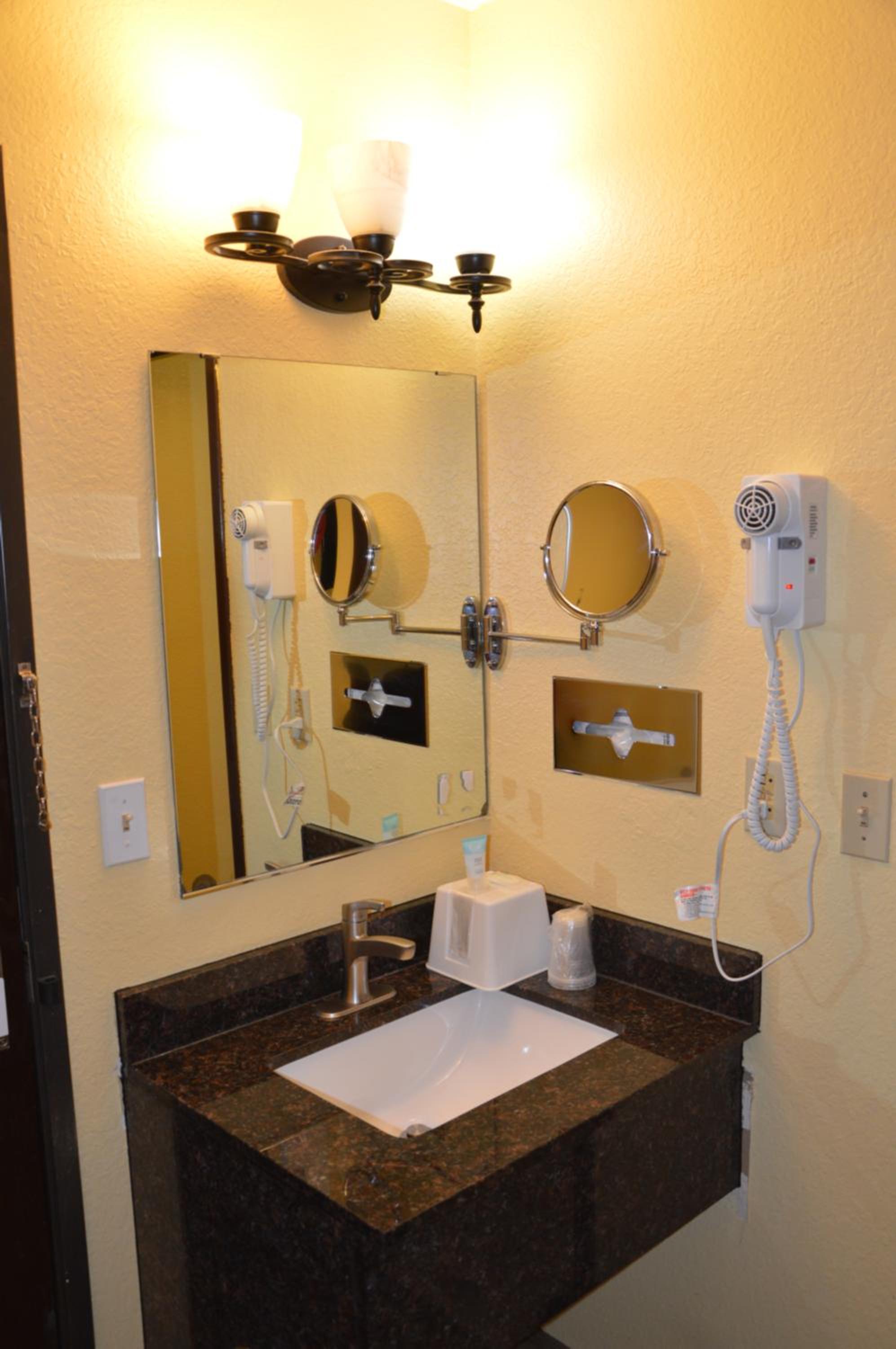 Queen Room - Non-Smoking - Photo 3