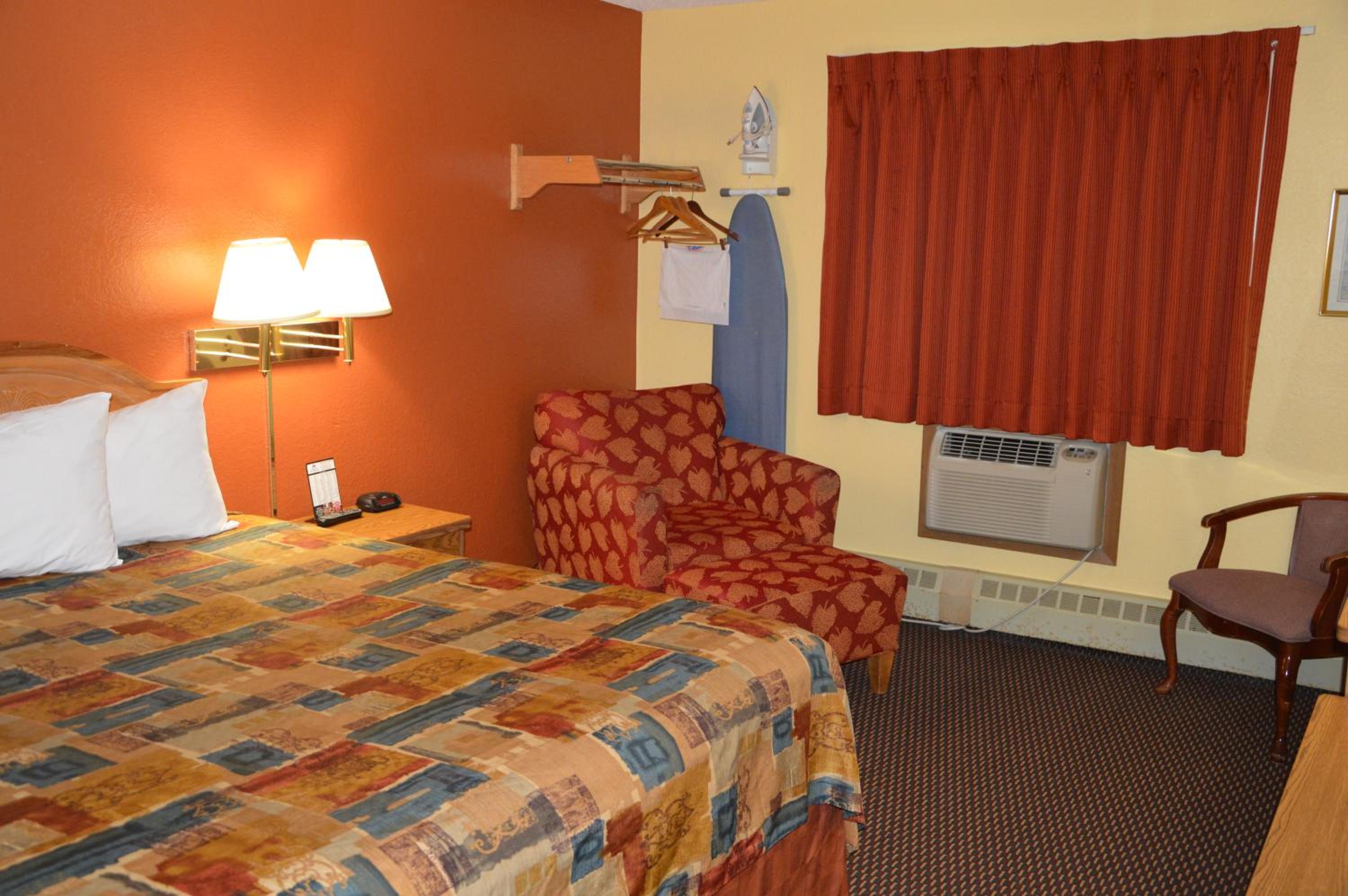 Queen Room - Non-Smoking - Photo 1