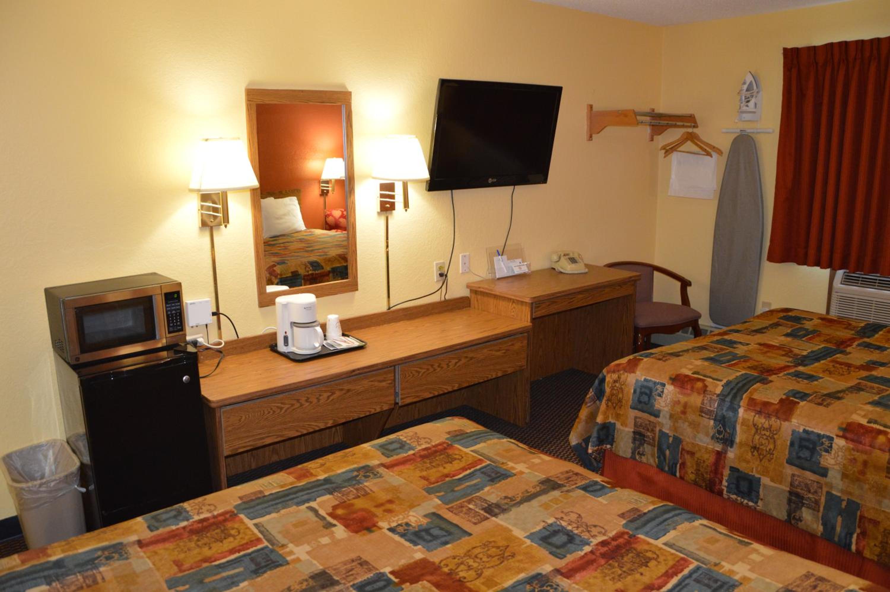 Full Size Room with Two Queen Beds - Smoking - Photo 1